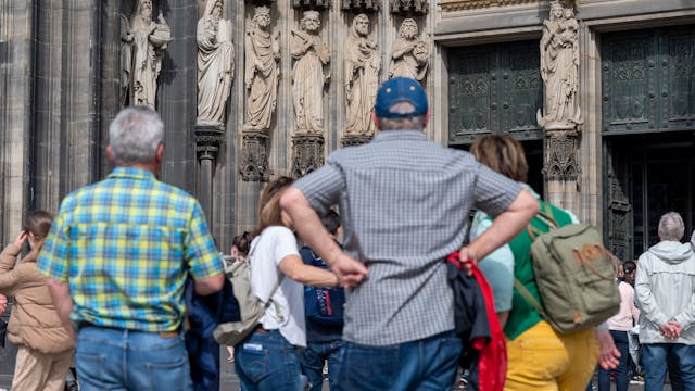 04.05.2023, Köln: Der Dom ist bei Touristen besonders beliebt. Der Tourismus boomt wieder. Foto: Uwe Weiser