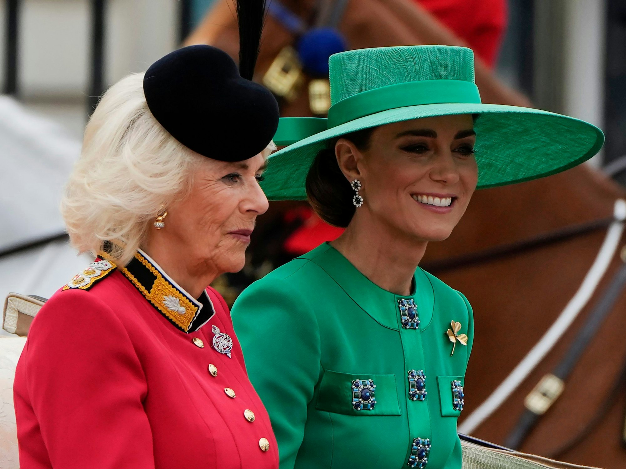 Königin Camilla und Kate, Prinzessin von Wales, verlassen den Buckingham-Palast, um an der Parade teilzunehmen.