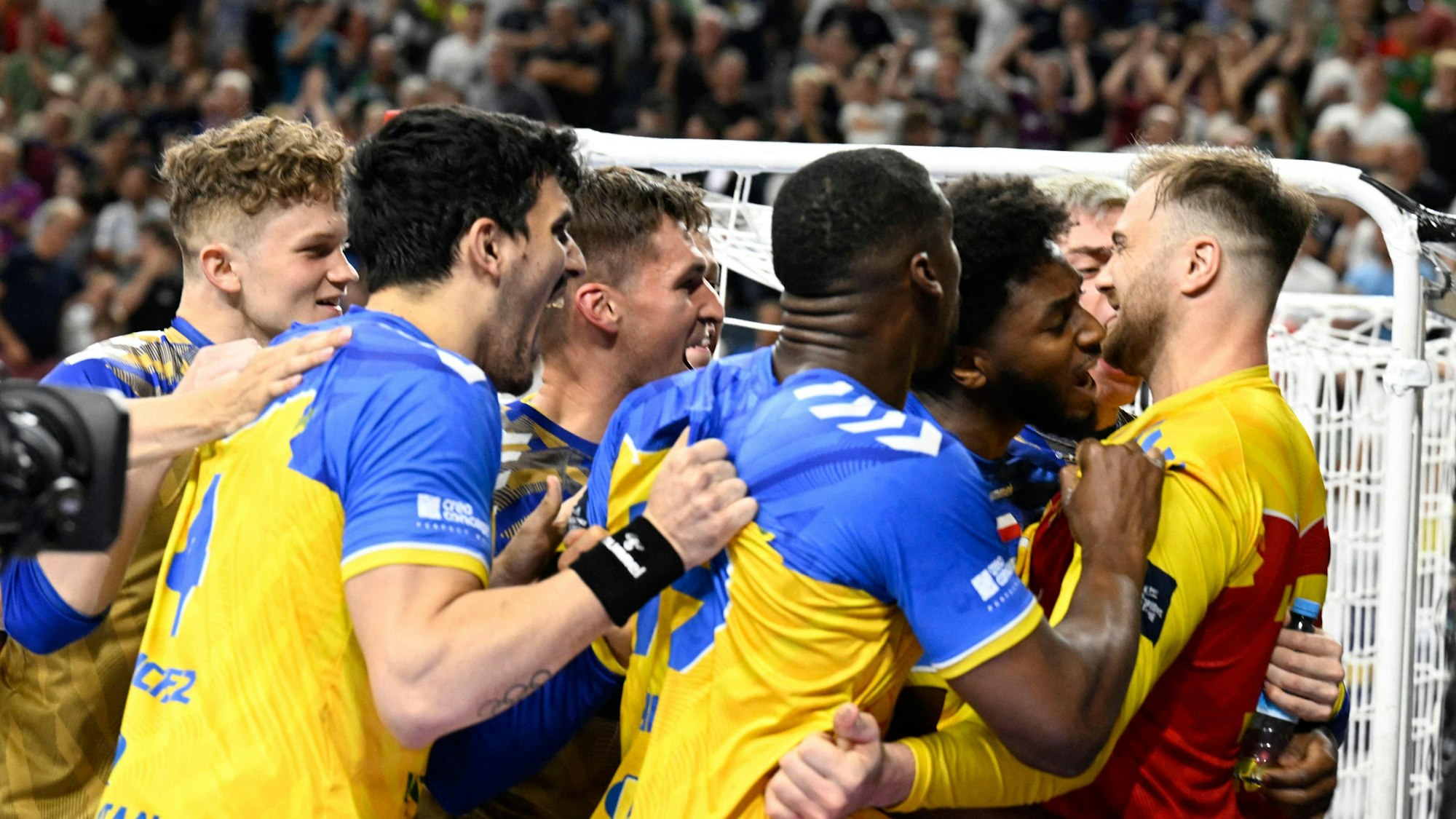 Die Spieler von Kielce feiern nach dem Sieg ihrer Mannschaft im Halbfinalspiel des EHF Champions League Final 4 Handball der Männer zwischen Paris Saint-Germain und Barlinek Industria Kielce am 17. Juni 2023 in Köln, Deutschland.