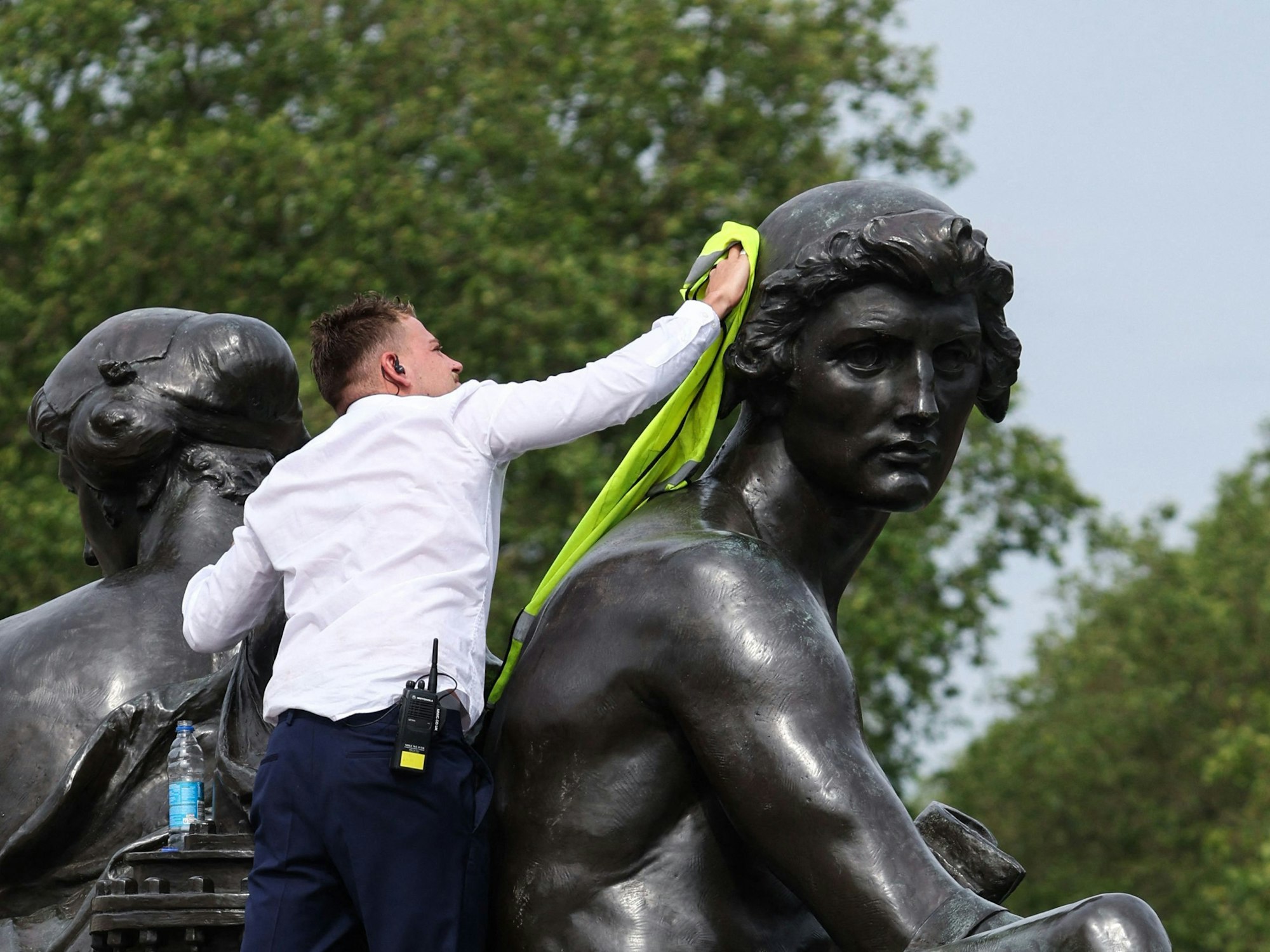 Ein Mitarbeiter poliert in letzter Minute eine Statue am Queen Victoria Memorial vor der Parade zum Geburtstag des Königs, „Trooping the Colour“, in London am 17. Juni 2023.
