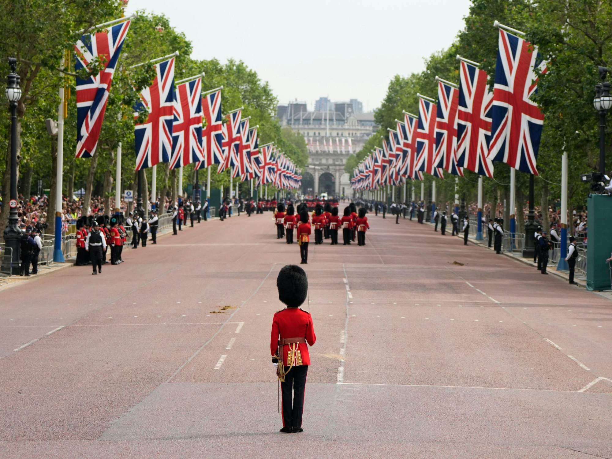 Truppen, die die Mall hinunter zur Horse Guards Parade marschieren, um an der Parade „Trooping the Colour“ teilzunehmen.