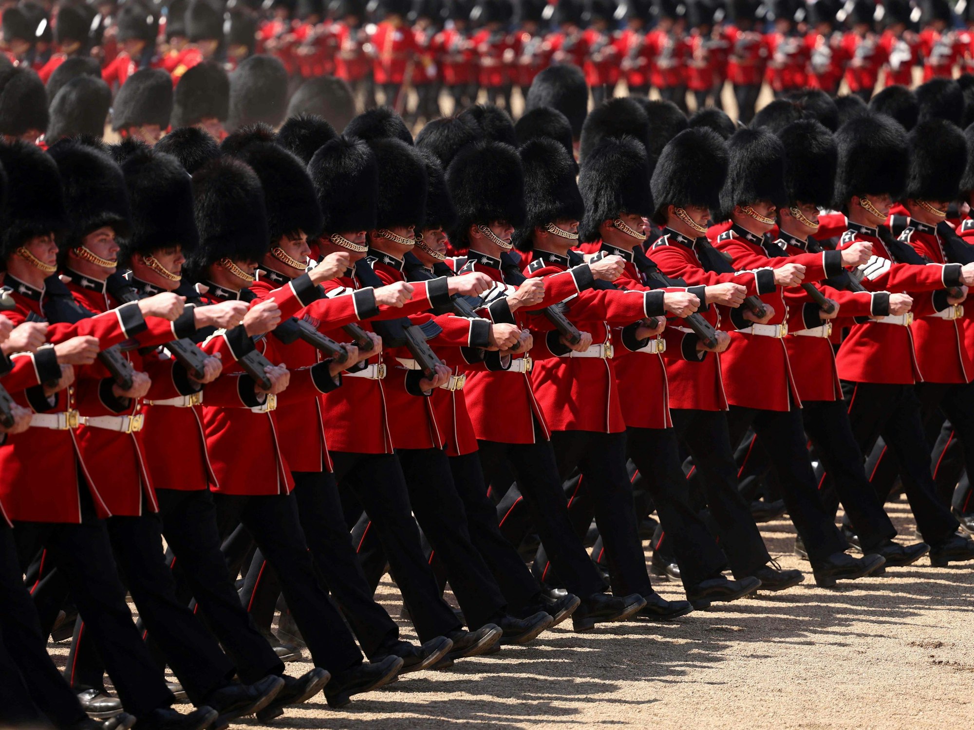 Walisische Gardisten marschieren während der Colonel's Review auf der Horse Guards Parade in London.