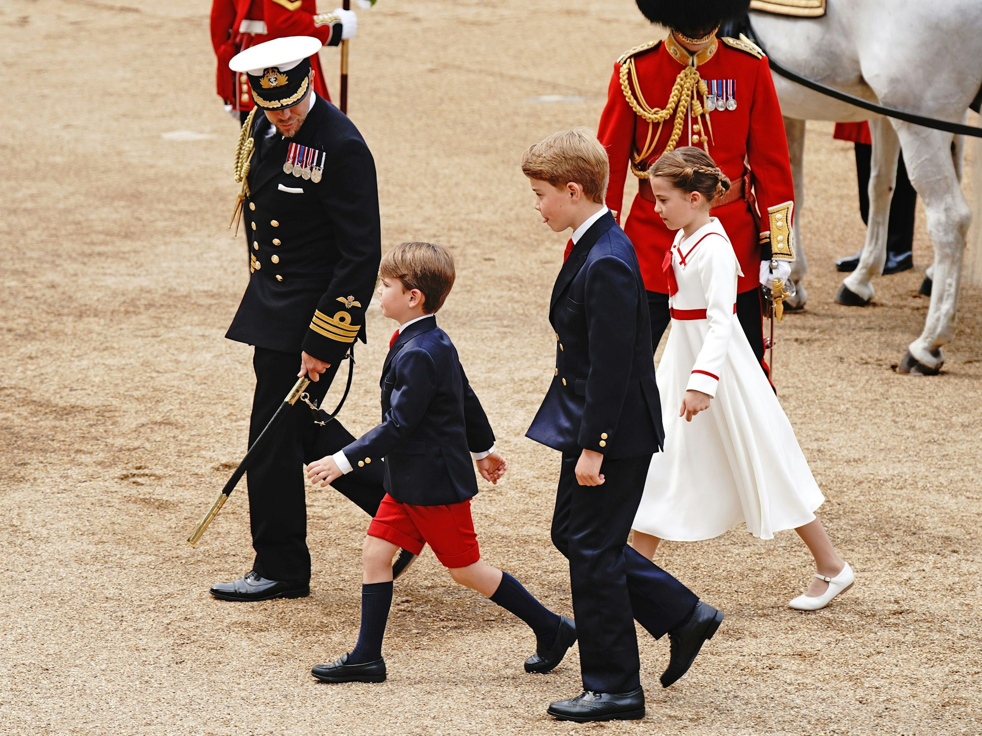 Prinz Louis (2.v.l.), Prinz George (3.v.l.) und Prinzessin Charlotte (4.v.l.) gehen während der „Trooping the Colour“-Zeremonie auf dem Exezierplatz Horse Guards Parade.