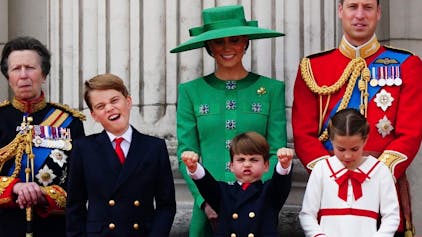 Prinz William, Kate Middleton, die Prinzessin von Wales und ihre Kinder Prinz George, Prinzessin Charlotte und Prinz Louis auf dem Balkon des Buckingham Palace.