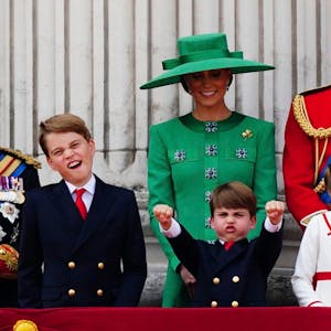 Prinz William, Kate Middleton, die Prinzessin von Wales und ihre Kinder Prinz George, Prinzessin Charlotte und Prinz Louis auf dem Balkon des Buckingham Palace.