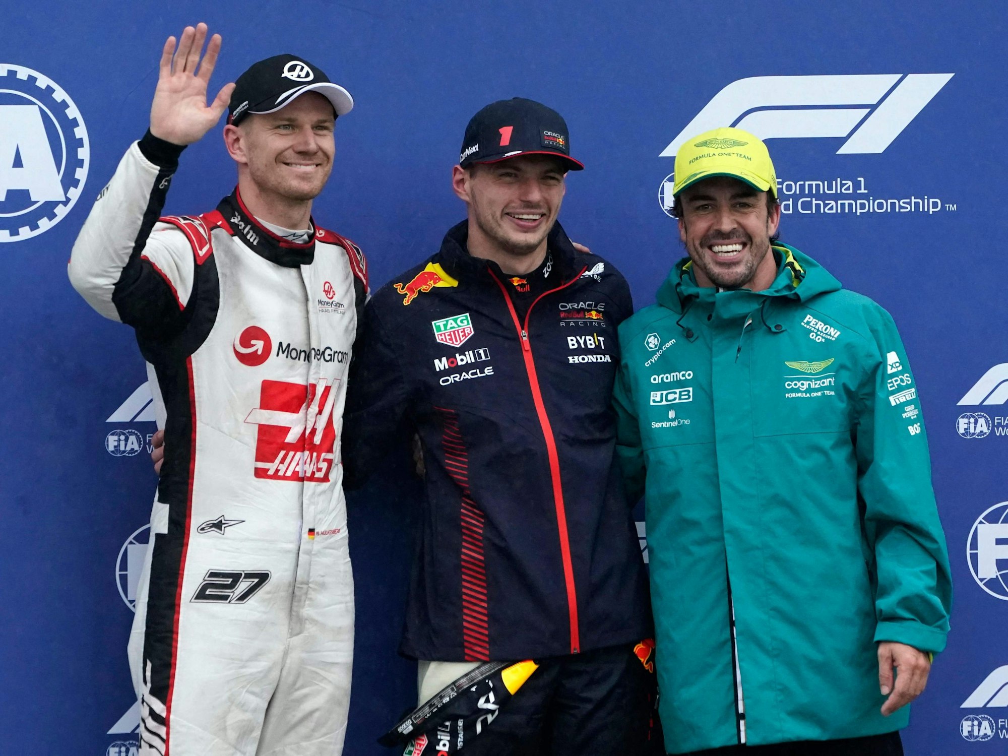 Nico Hülkenberg, Max Verstappen und Fernando Alonso posieren nach dem Qualifying in Montreal am 17. Juni 2023.