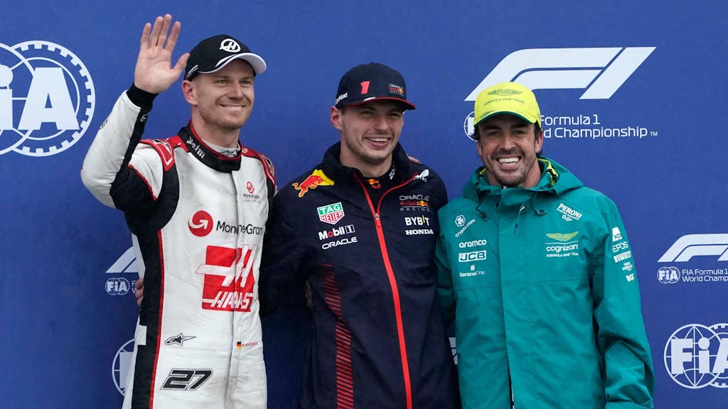 Nico Hülkenberg, Max Verstappen und Fernando Alonso posieren nach dem Qualifying in Montreal am 17. Juni 2023.