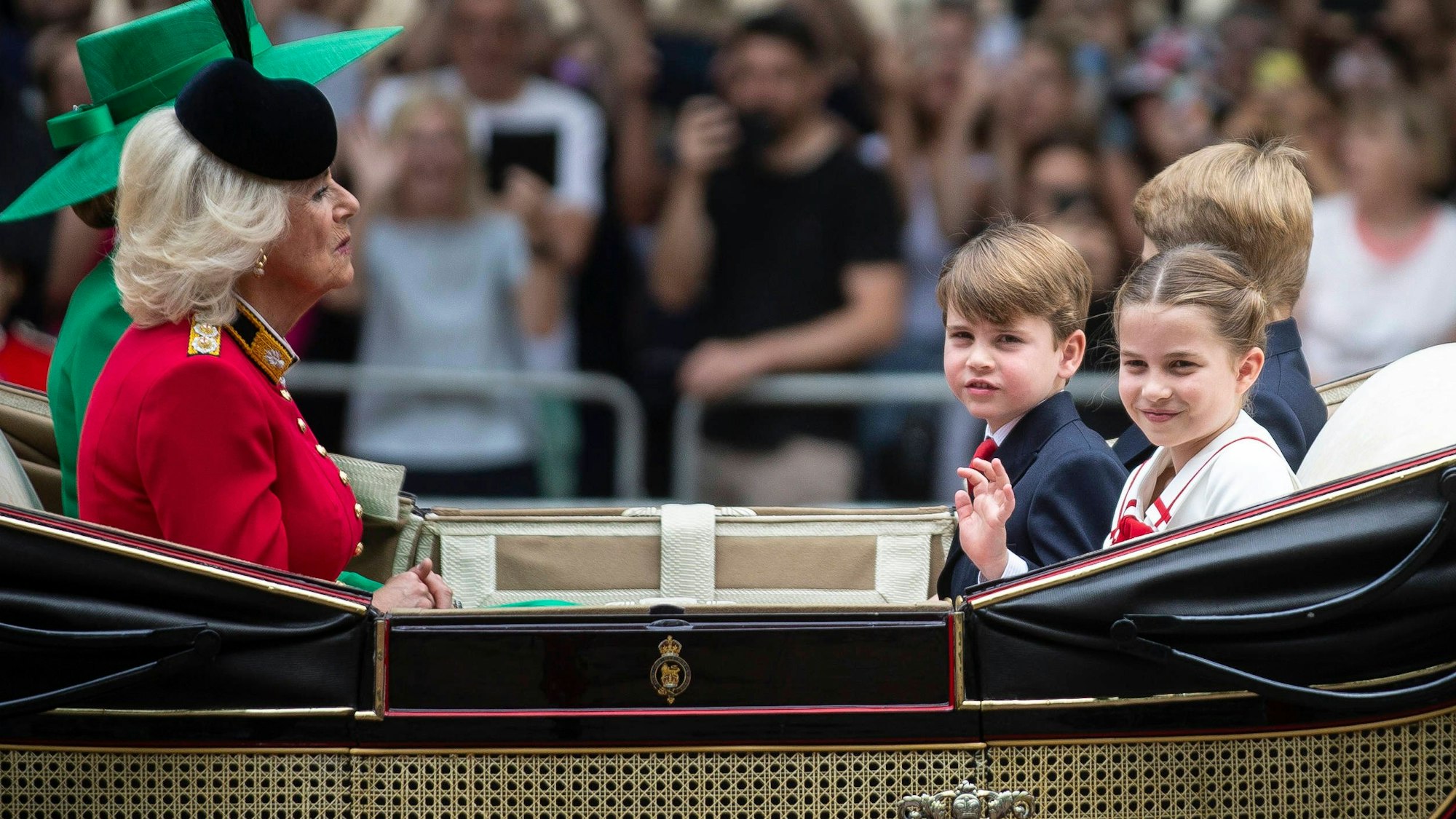 Königin Camilla, die Prinzessin von Wales, sitzt Prinz George, Prinzessin Charlotte und Prinz Louis während der „Trooping the Colour“ auf der Horse Guards Parade in London gegenüber.