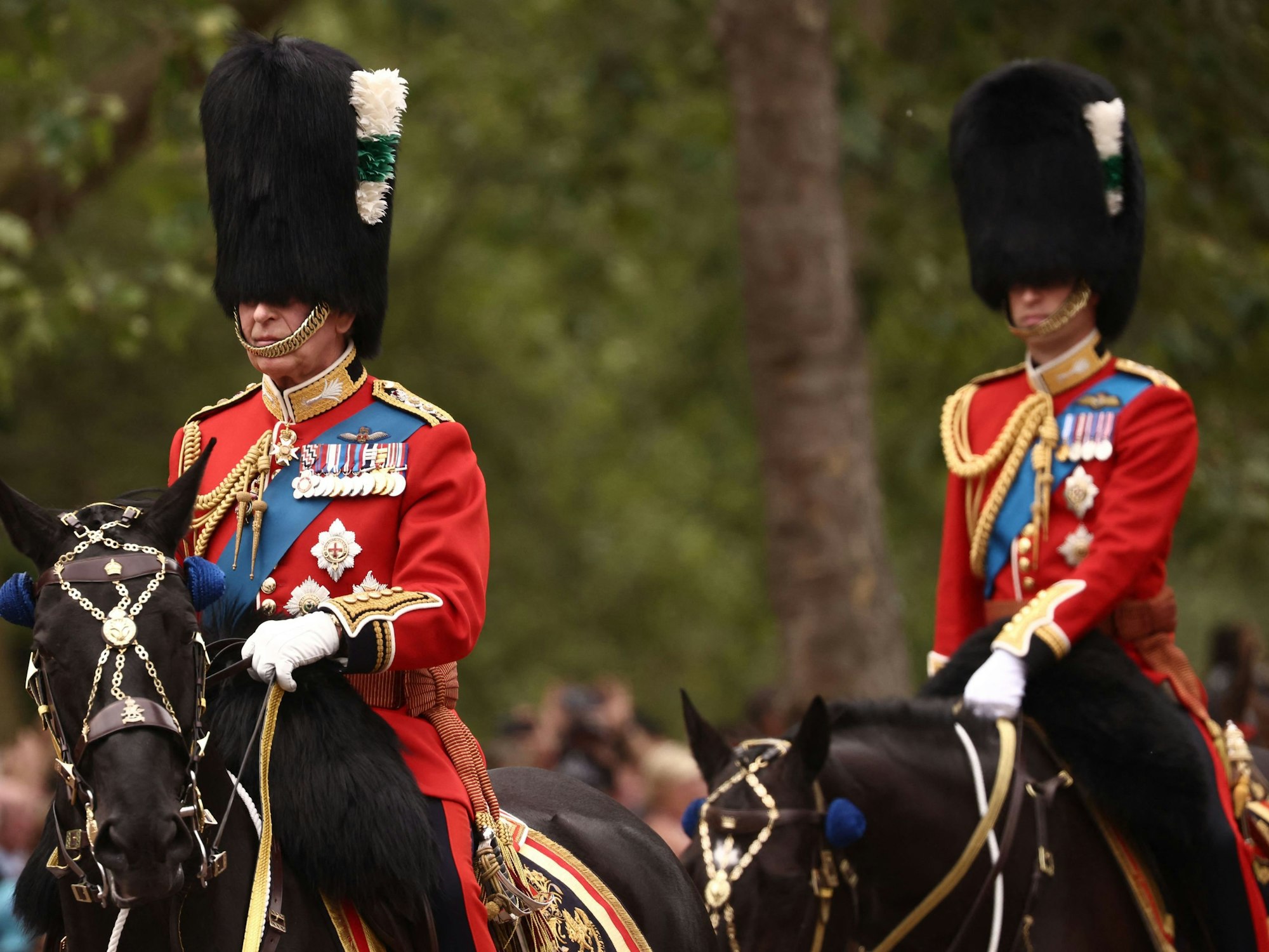 König Charles III. und Kronprinz William reiten während der „Trooping the Colour“-Zeremonie auf der Horse Guards Parade.