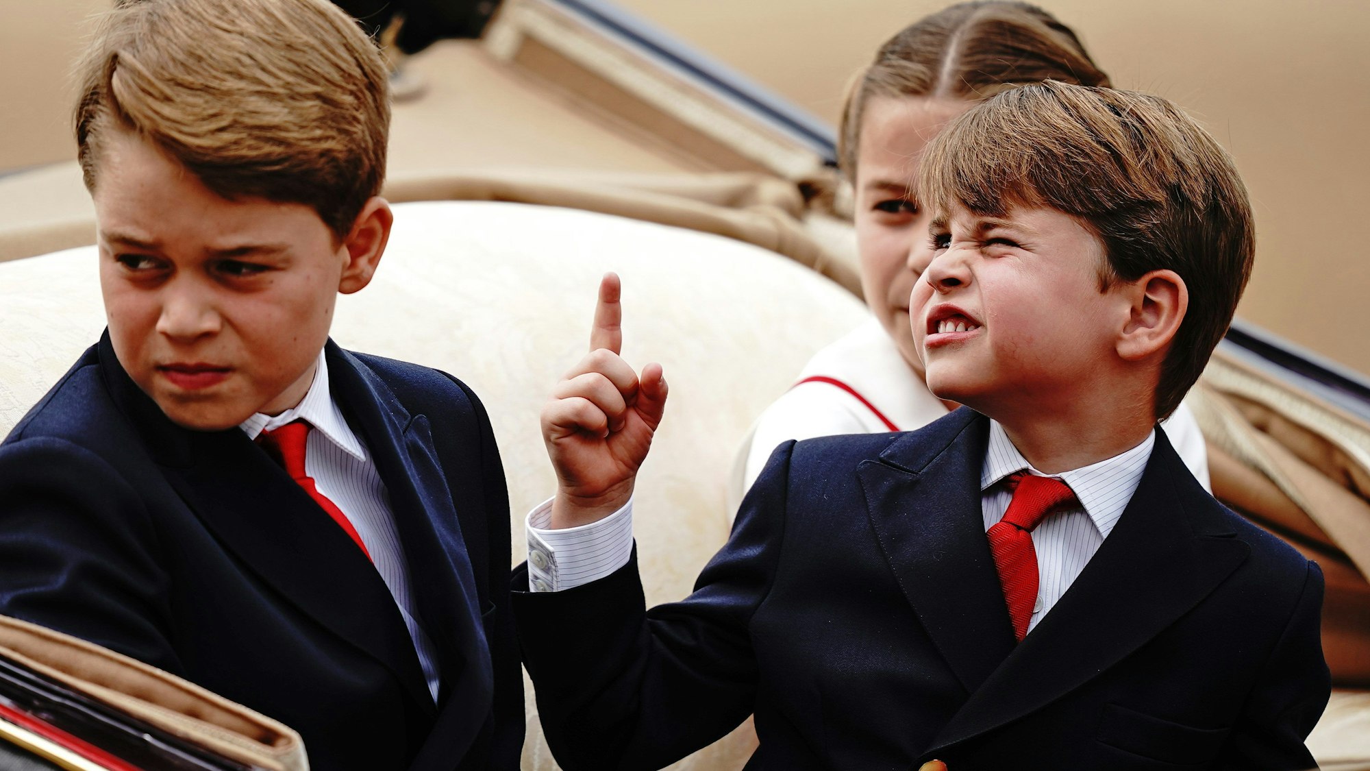Prinz George (l-r), Prinz Louis und Prinzessin Charlotte sitzen während der „Trooping the Colour“-Zeremonie auf der Horse Guards Parade in der Kutsche.
