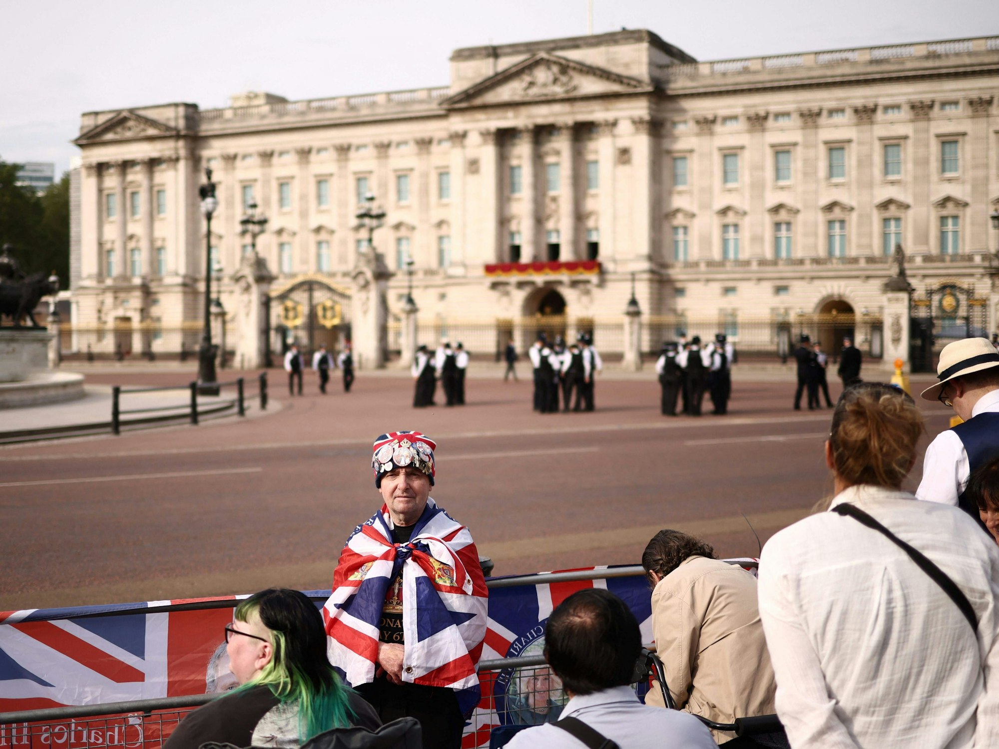 Der königliche Superfan John Loughery posiert am Queen Victoria Memorial vor dem Buckingham Palace.