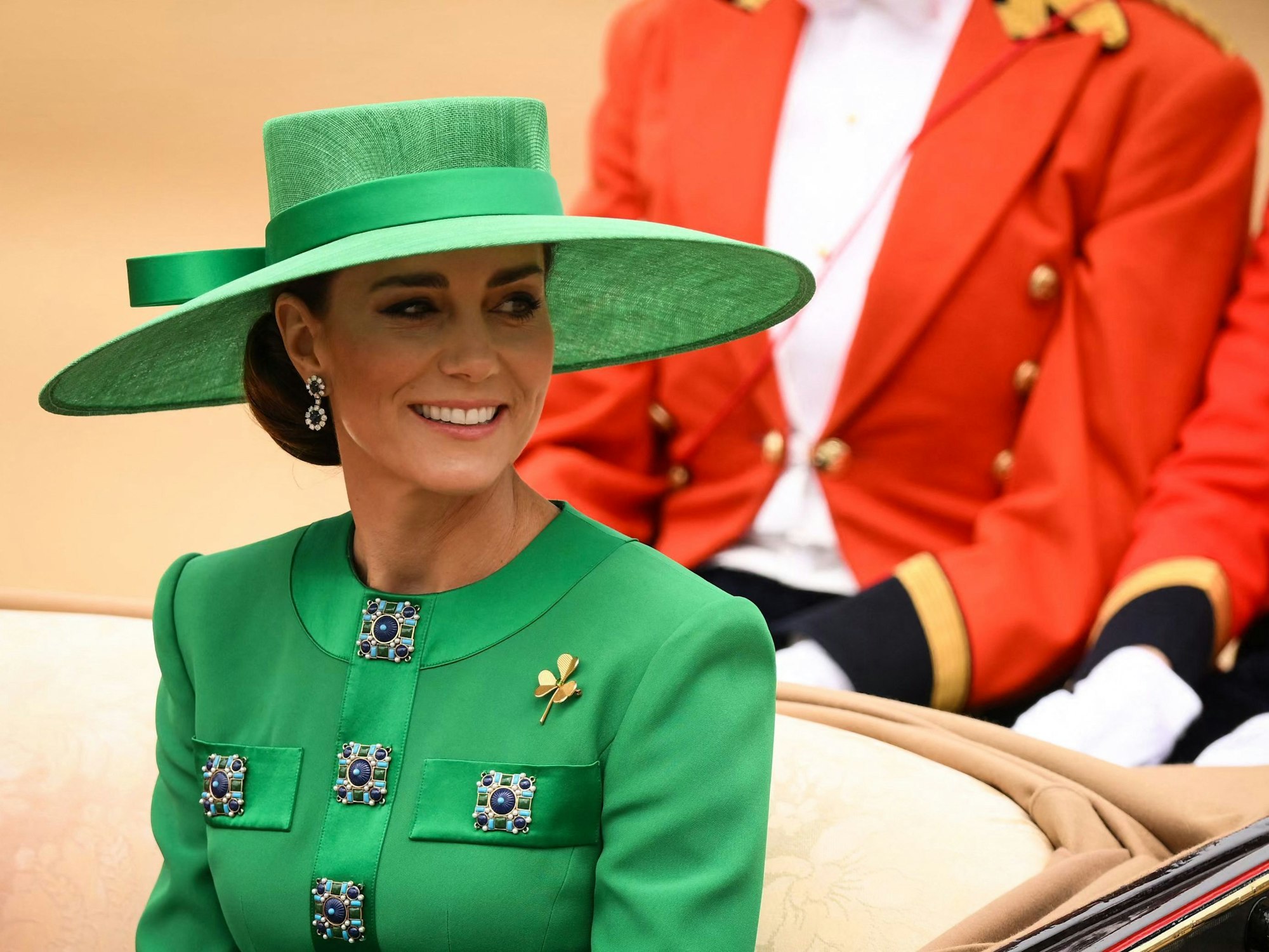 Kate, Prinzessin von Wales, kommt am 17. Juni 2023 in einer Pferdekutsche auf der „Horse Guards Parade“ an.