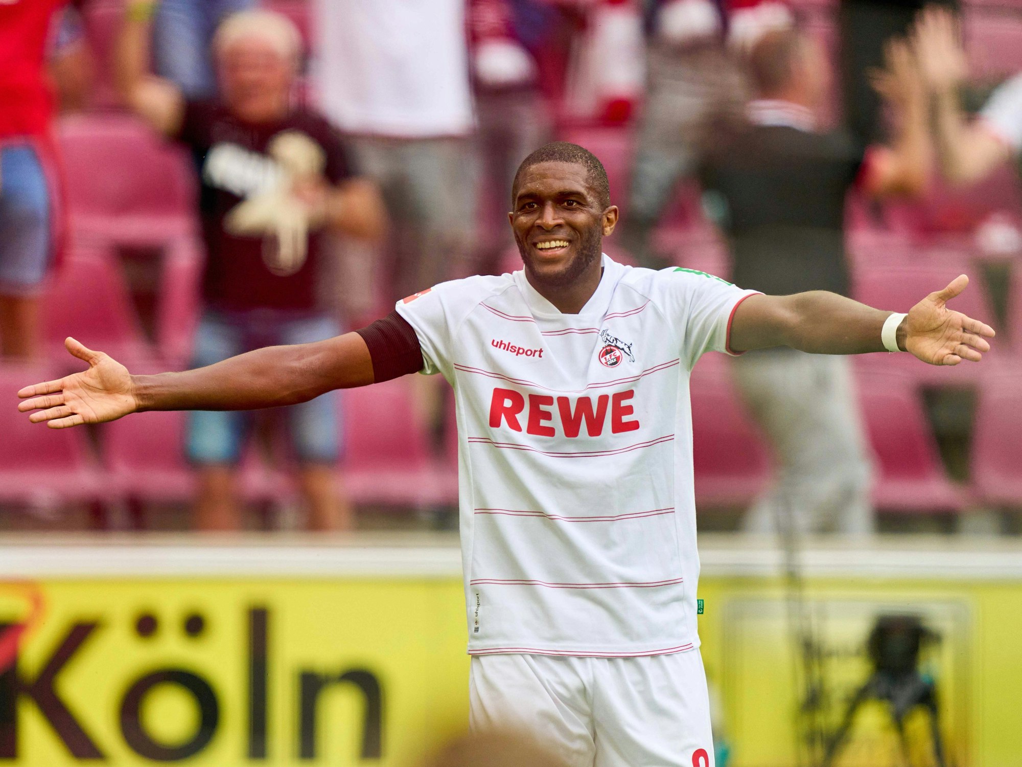 Anthony Modeste lacht bei einem Spiel des 1. FC Köln.