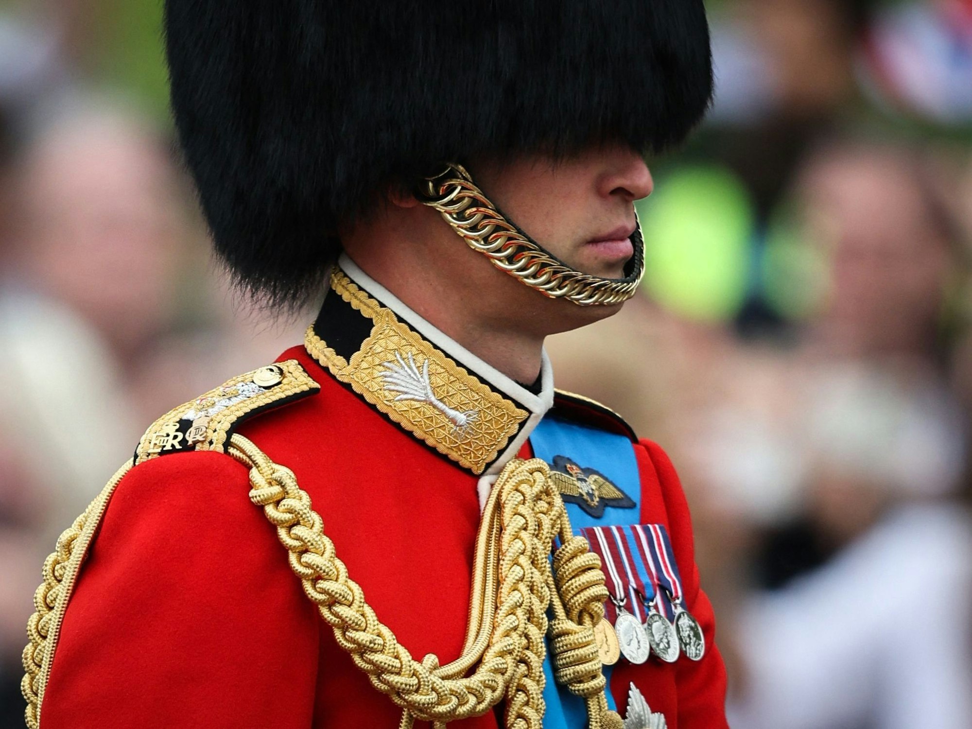 Der britische Thronfolger Prinz William verlässt den Buckingham-Palast.