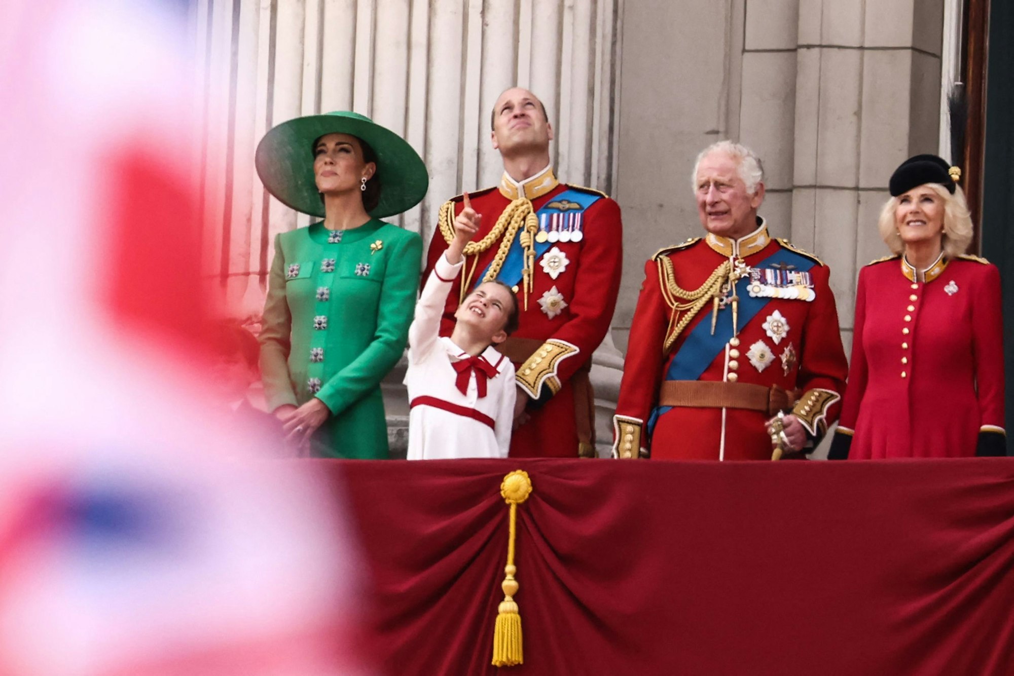 Prinzessin Kate, Prinz William, Prinzessin Charlotte, König Charles III. und Königin Camilla auf dem Balkon des Buckingham Palastes.