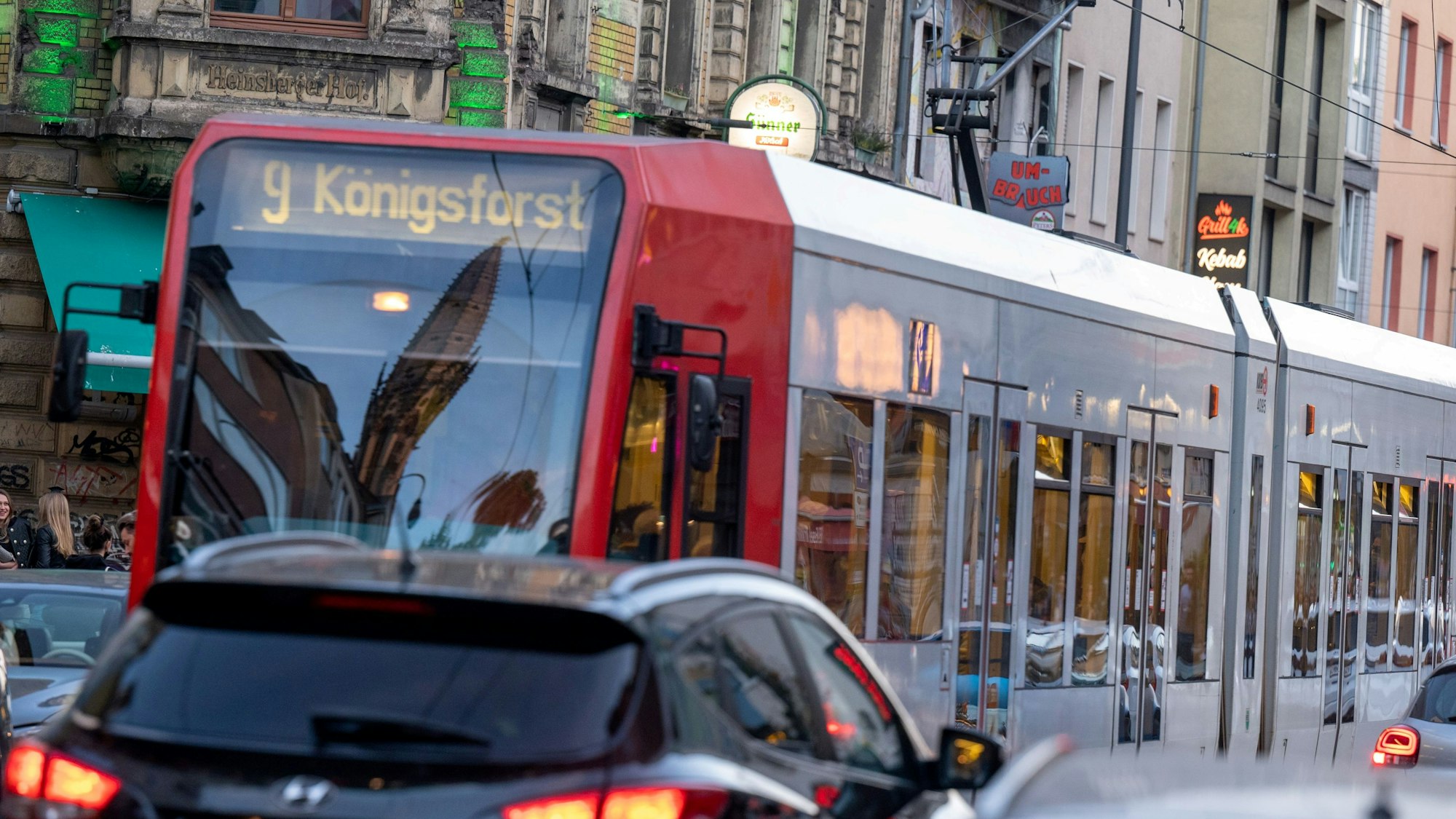 Eine Straßenbahn fährt in Köln durch die Zülpicher Straße.