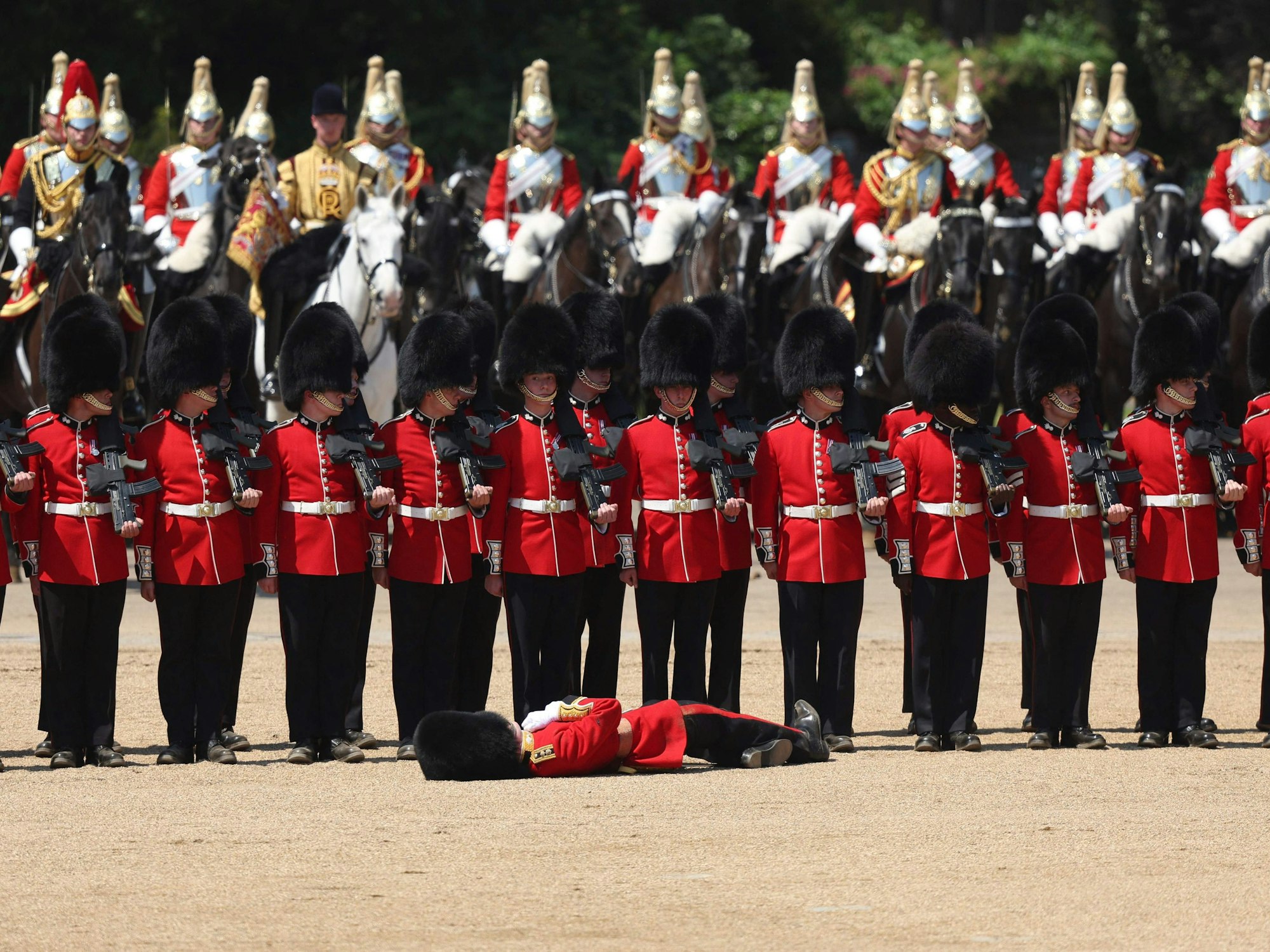 Ein Mitglied der Grenadier Guards fällt während der Colonel's Review auf der Horse Guards Parade in London in Ohnmacht.