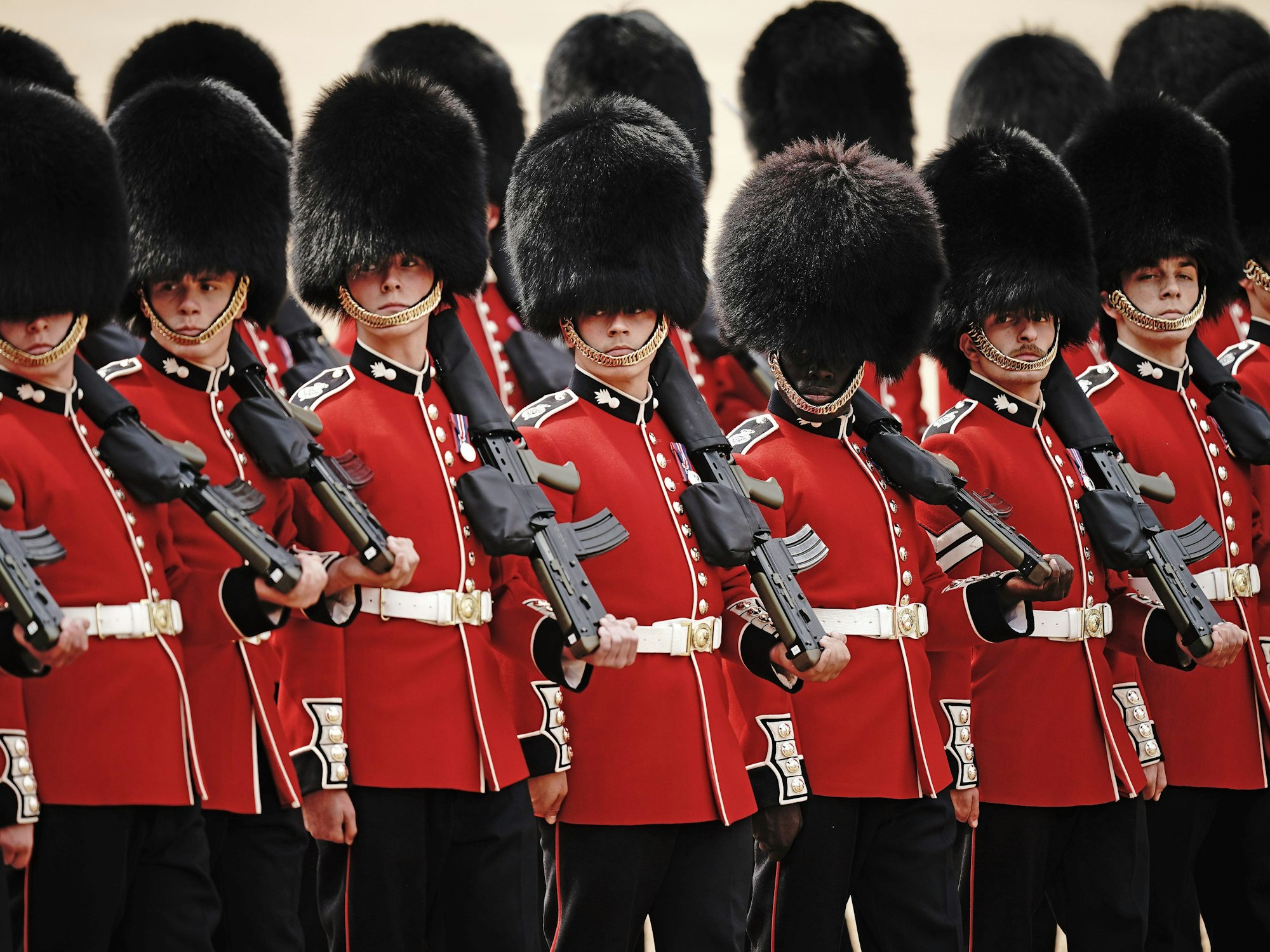 Mitglieder der „Welsh Guards“ treten auf der Horse Guards Parade bei der Parade zum Geburtstag des Königs auf.