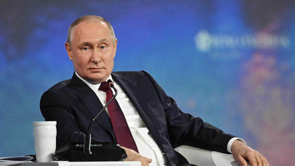 Wladimir Putin irritierte mit Aussagen zu F-16-Lieferungen am Rande des Internationalen Wirtschaftsforum in St. Petersburg.