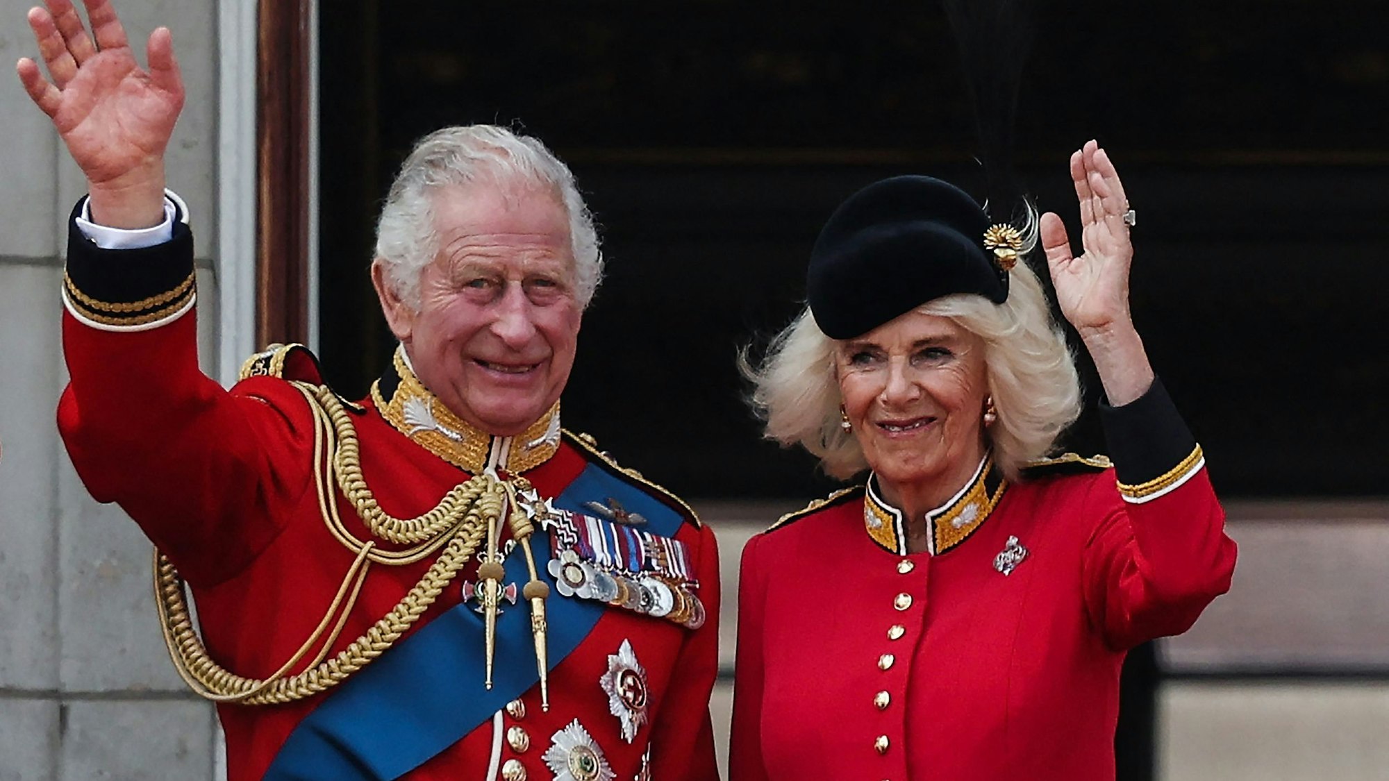 König Charles III. und Königin Camilla winken vom Balkon des Buckingham Palastes.