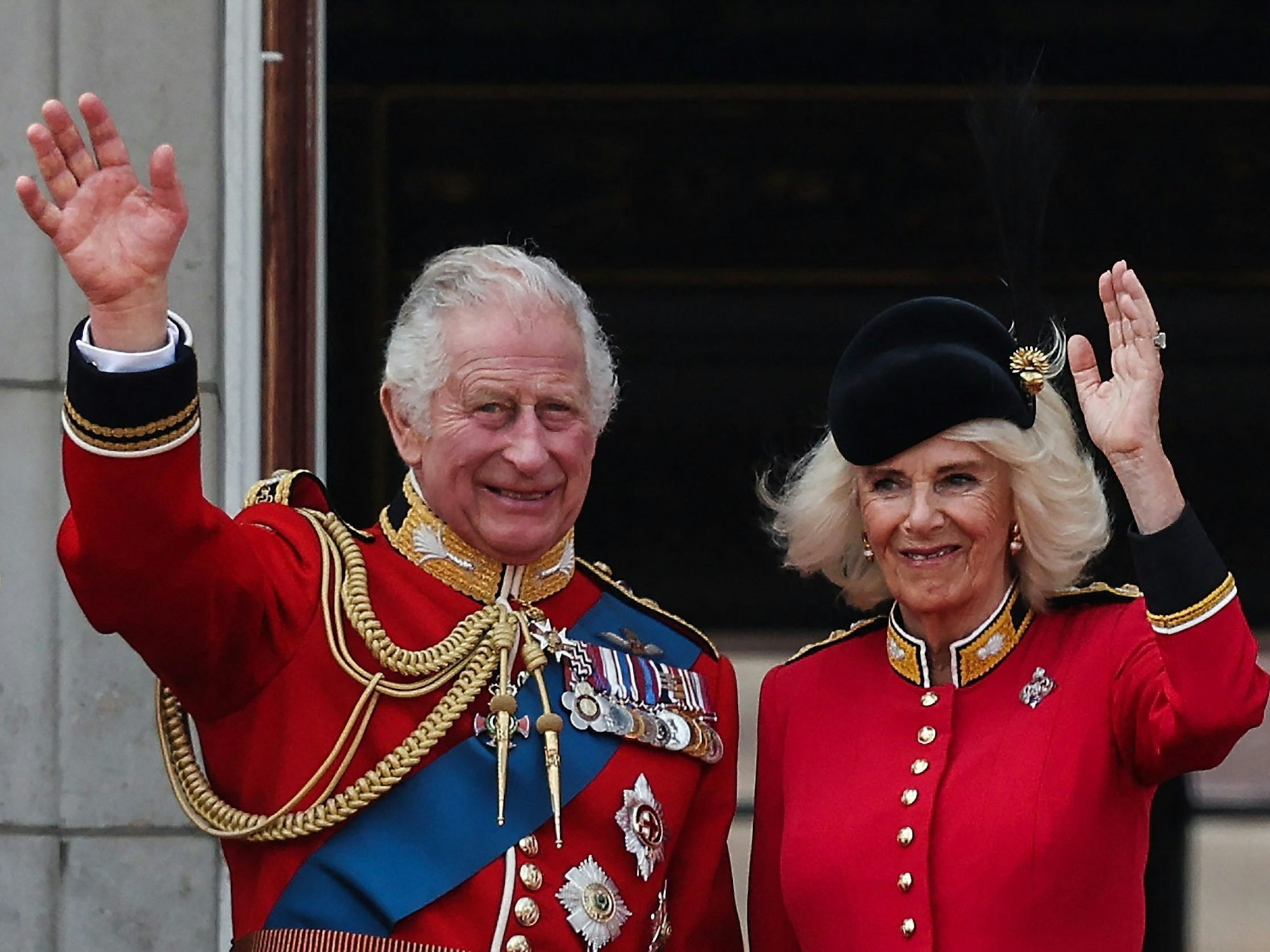 König Charles III. und Königin Camilla winken vom Balkon des Buckingham Palastes.