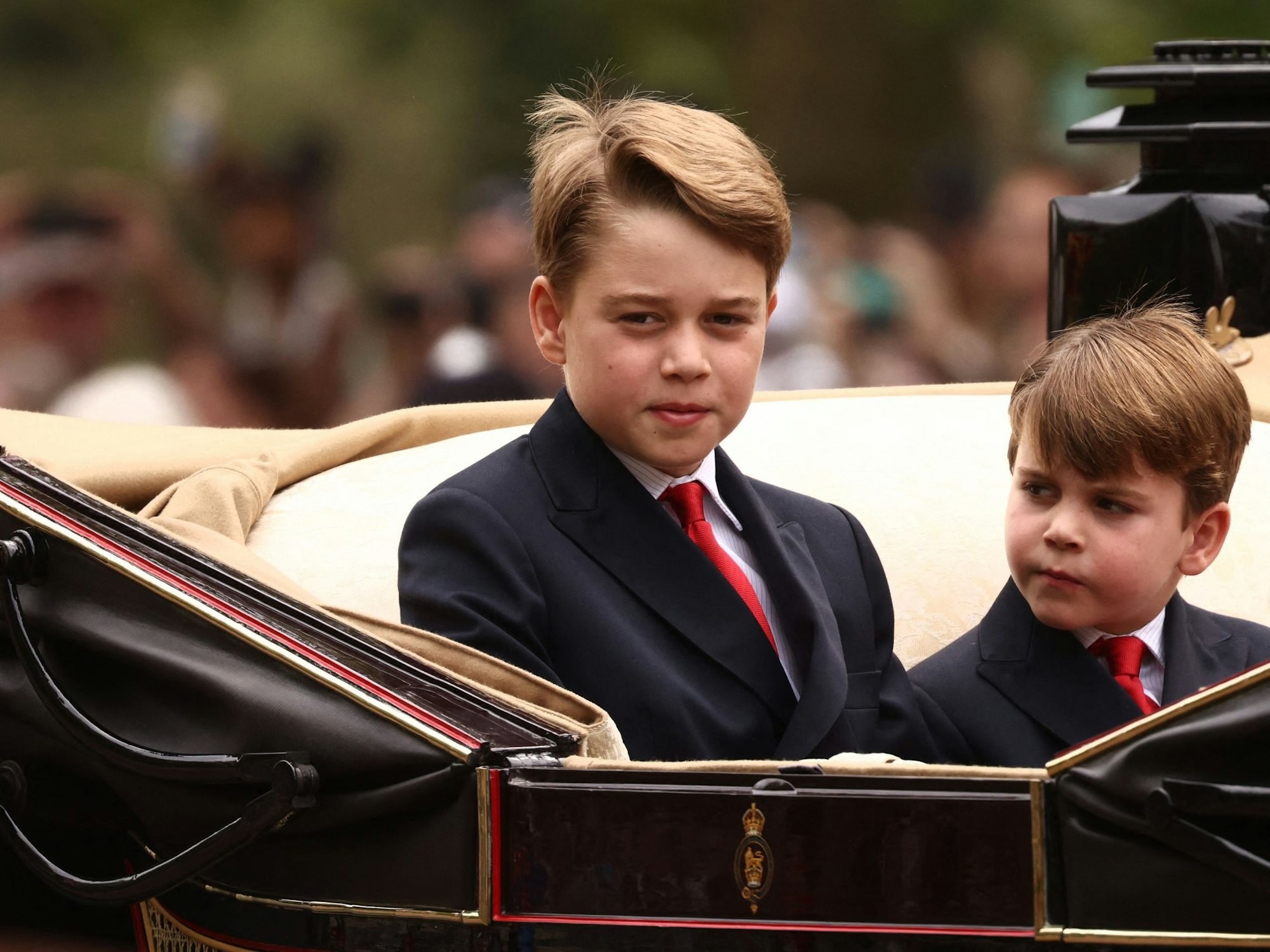 Prinz George von Wales und Prinz Louis von Wales verlassen den Buckingham-Palast in einer Pferdekutsche während der Parade zum Geburtstag des Königs..