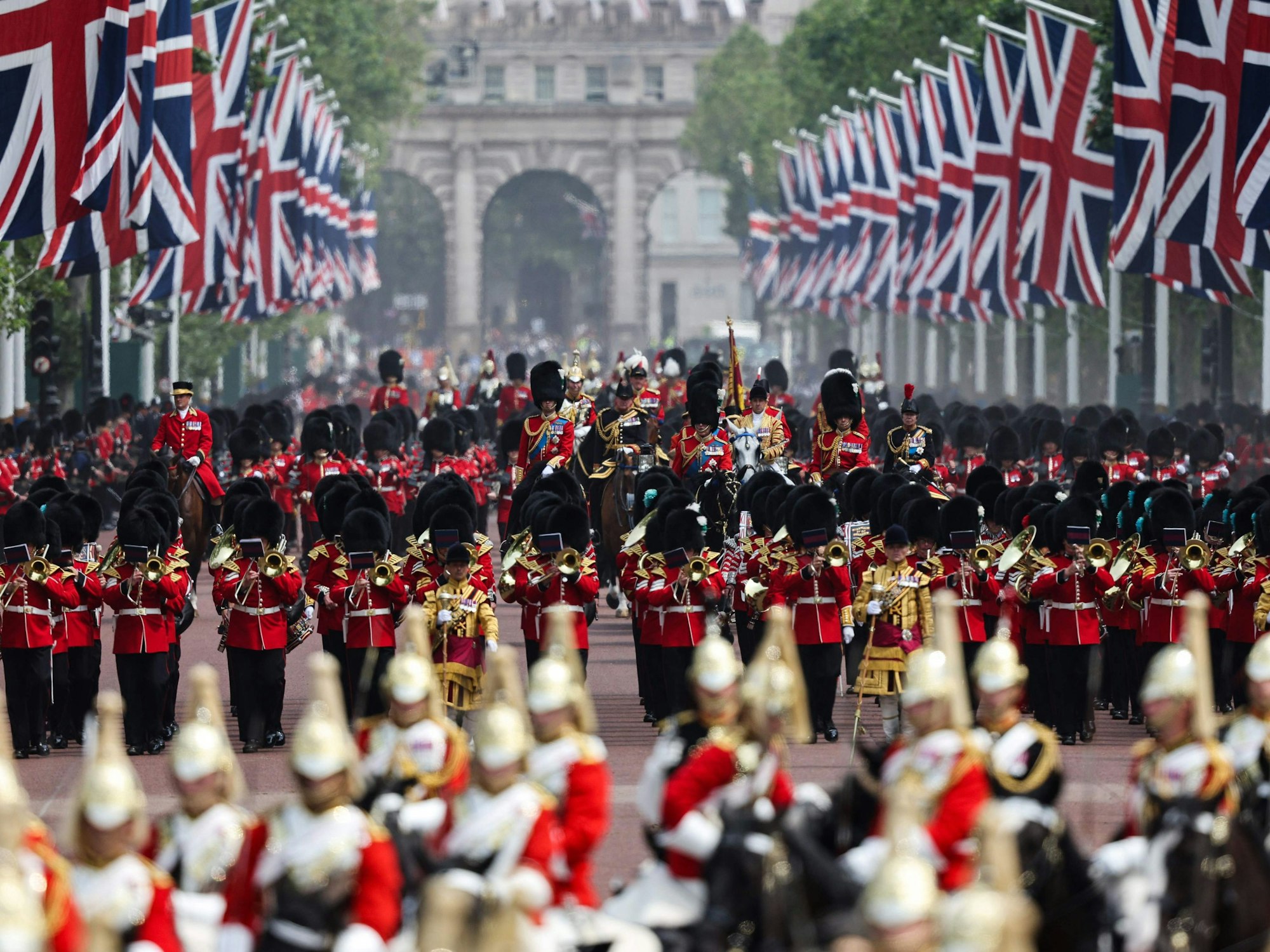 Der britische König Charles III. (m) reitet nach der Parade zum Geburtstag des Königs, „Trooping the Colour“, zurück zum Buckingham Palace.