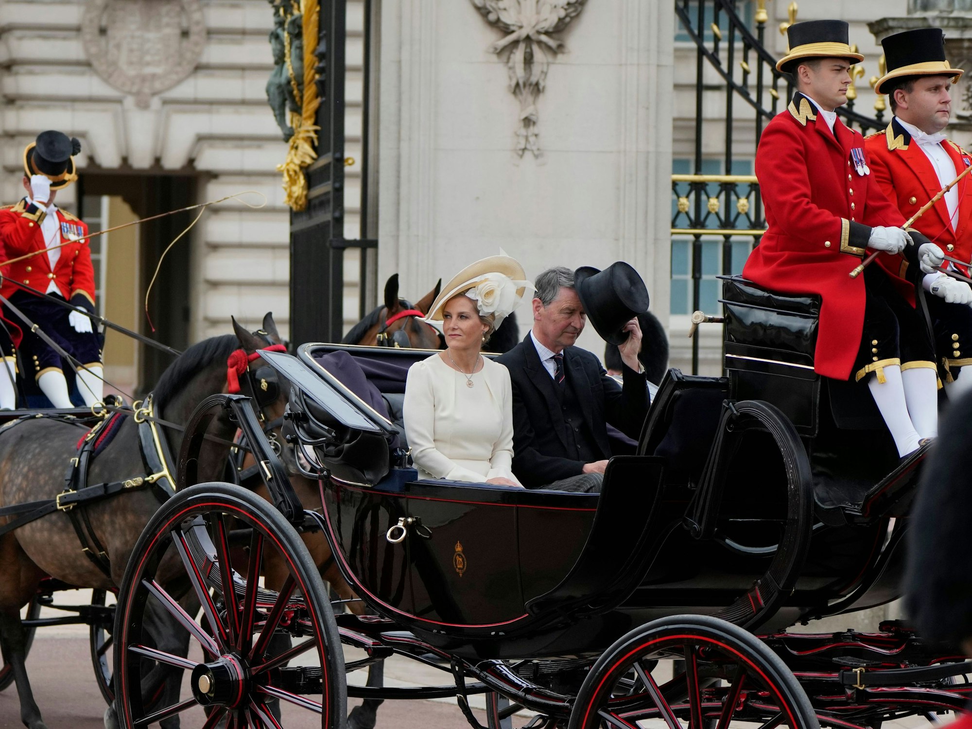 Großbritanniens Sophie, Herzogin von Edinburgh (l) und Vizeadmiral Timothy Laurence (r) verlassen in einer Pferdekutsche den Buckingham-Palast während der Parade.