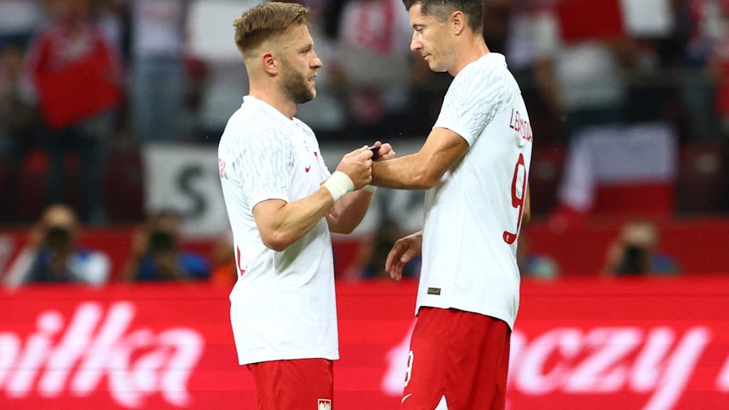 Jakub Blaszczykowski (l.) und Robert Lewandowski bei der Übergabe der Kapitänsbinde im Länderspiel zwischen Polen und Deutschland.