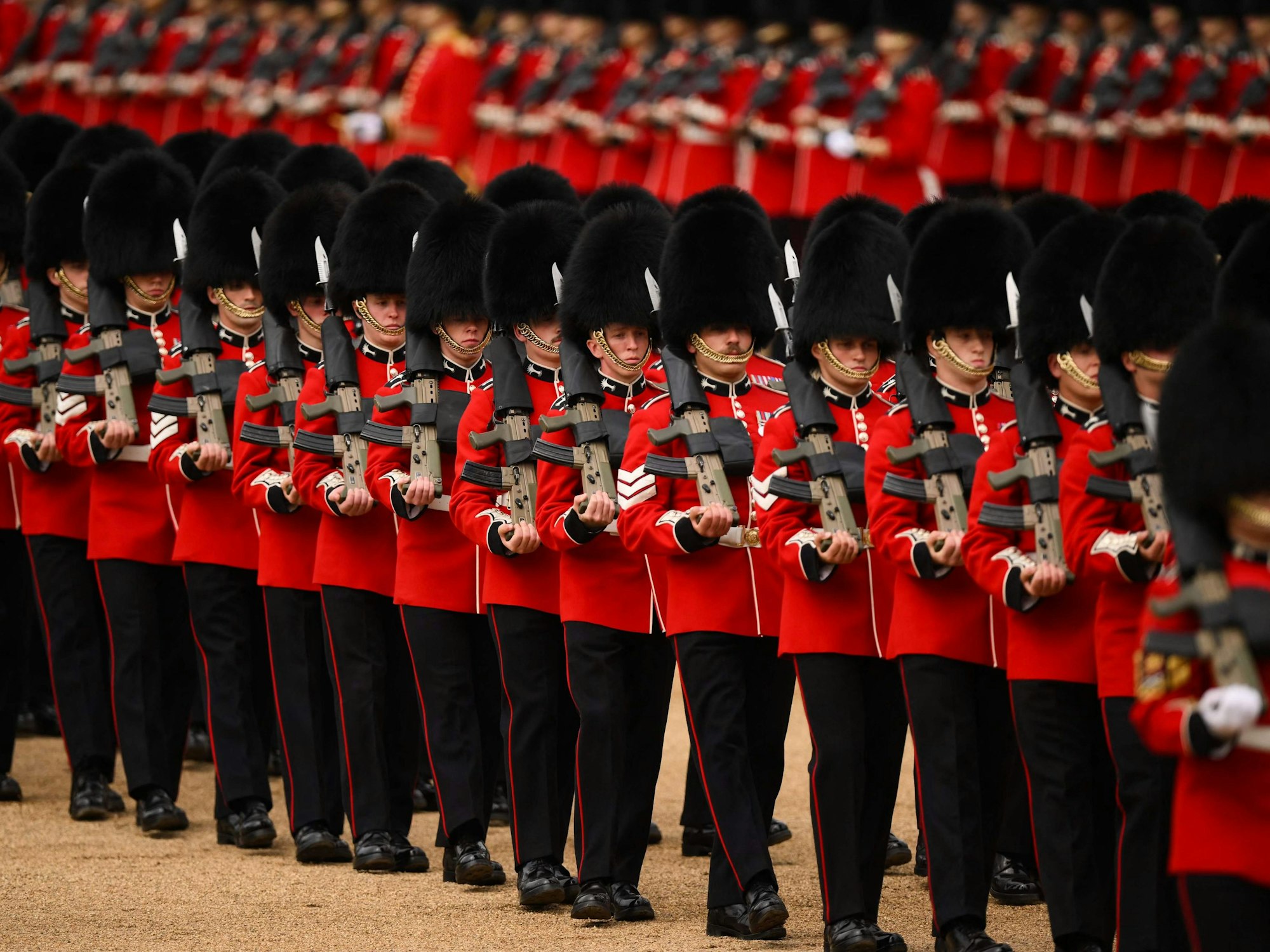 Mitglieder der „Welsh Guards“ treten auf der Horse Guards Parade bei der Parade zum Geburtstag des Königs auf.