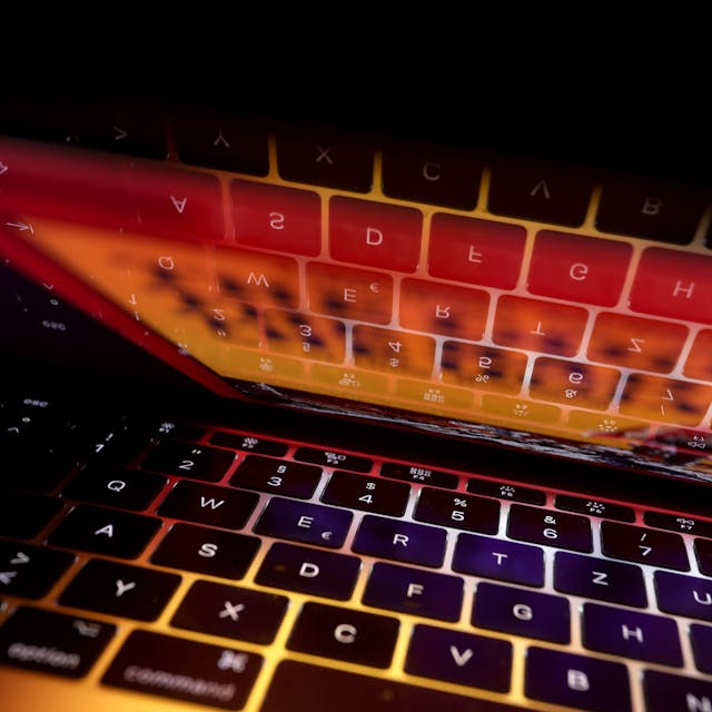 Die Tastatur eines Laptops spiegelt sich in dessen Bildschirm.