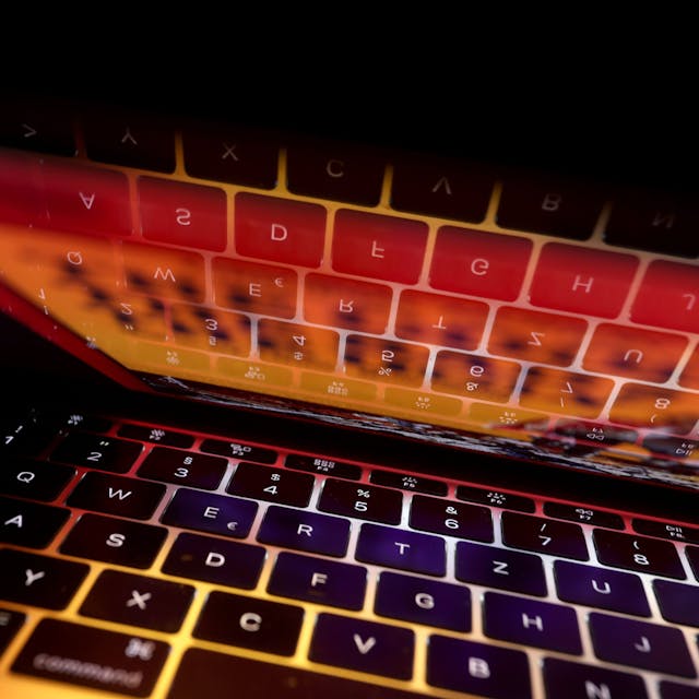 Die Tastatur eines Laptops spiegelt sich in dessen Bildschirm.