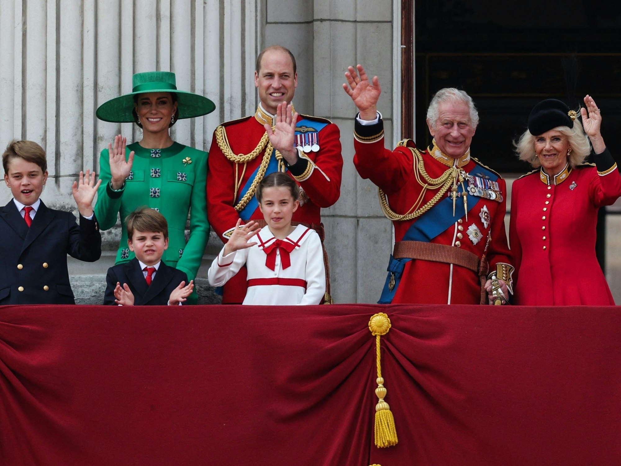 Prinz George, Prinzessin Kate, Prinzessin von Wales, Prinz Louis, Prinz William, Prinz von Wales, Prinzessin Charlotte, König Charles III. und Königin Camilla winken vom Balkon des Buckingham Palastes, nachdem sie an der Parade zum Geburtstag des Königs, „Trooping the Colour“, in London am 17. Juni 2023 teilgenommen haben.