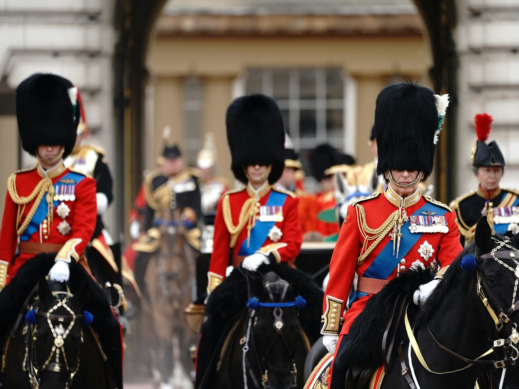 Prinz William (l-r), Prinz Edward, König Charles III. und Prinzessin Anne verlassen zu Pferd den Buckingham Palace, um an der „Trooping the Colour“-Zeremonie auf der Horse Guards Parade teilzunehmen.