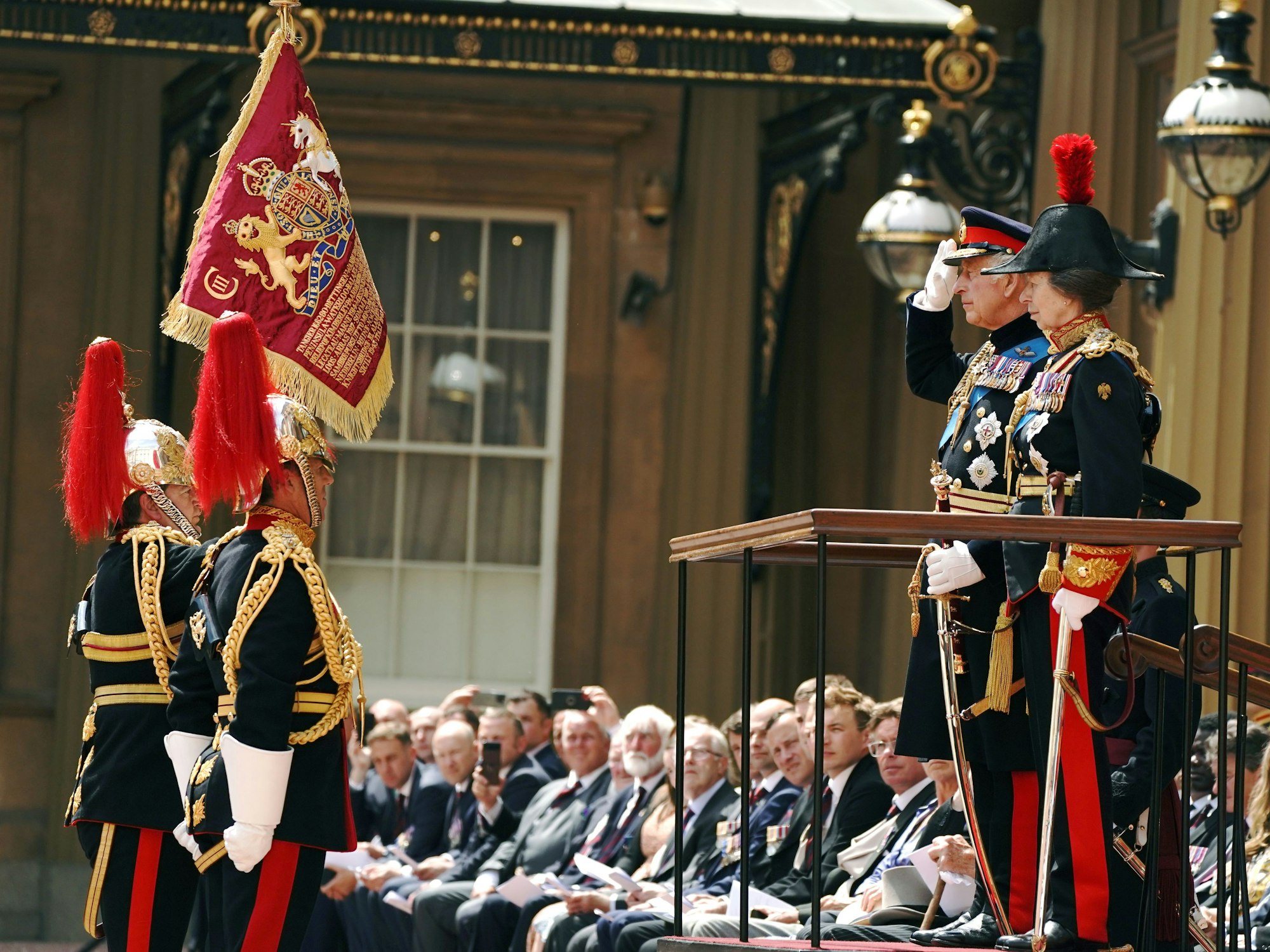 König Charles III., begleitet von Prinzessin Anne, überreicht die neue Sovereign's Standard an „The Blues and Royals“ während einer Zeremonie im Buckingham Palace am 15. Juni 2023 in London, England.