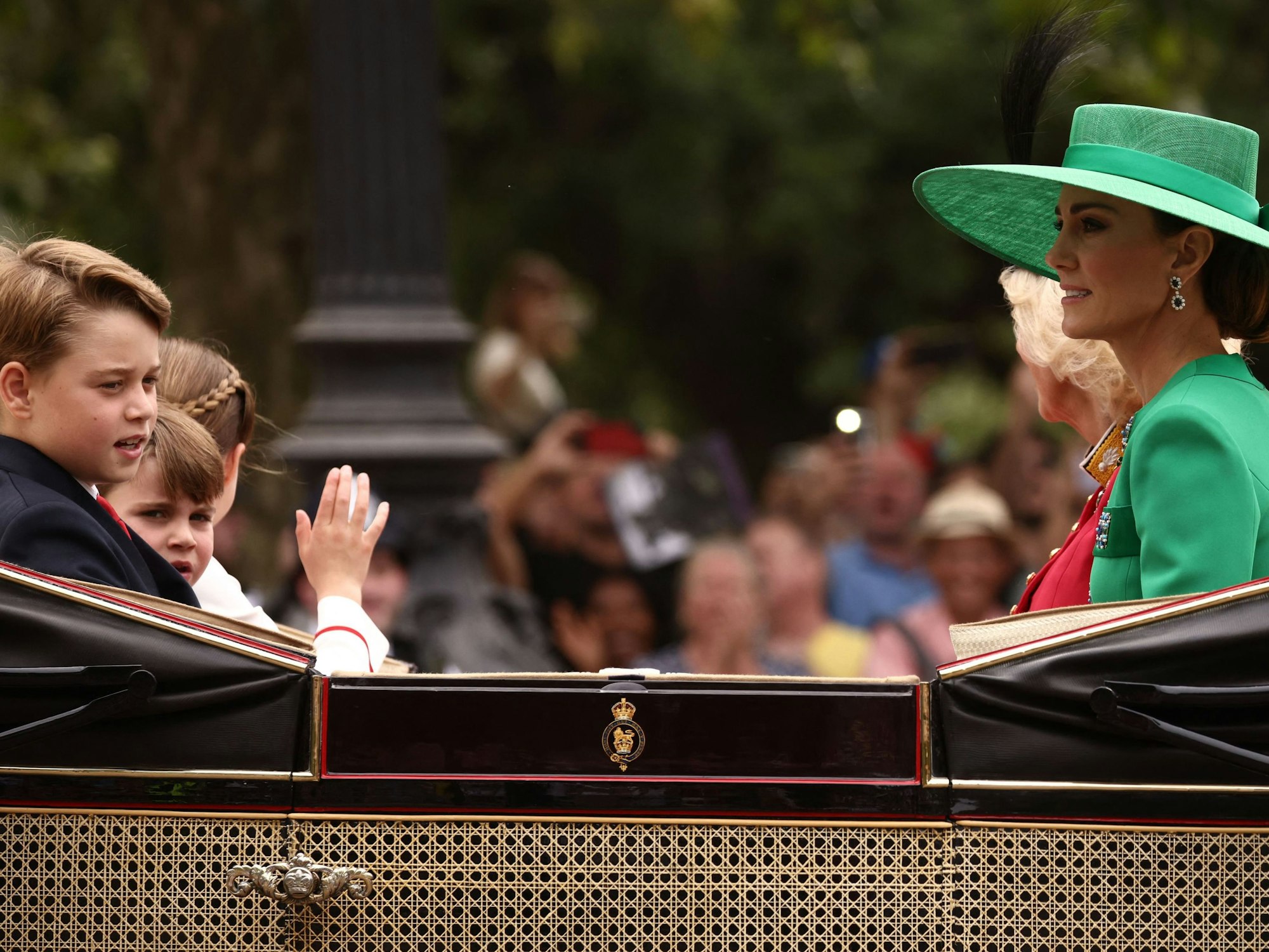 Die britische Königin Camilla (2r), die britische Prinzessin Catherine von Wales (r) und ihre Kinder, Prinz George von Wales (l), Prinz Louis von Wales (2l) und Prinzessin Charlotte von Wales (3l) in einer Kutsche zur Horse Guards Parade für die Geburtstagsparade des Königs.