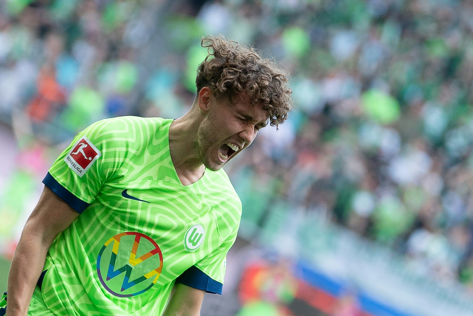 Luca Waldschmidt jubelt im Trikot des VfL Wolfsburg.