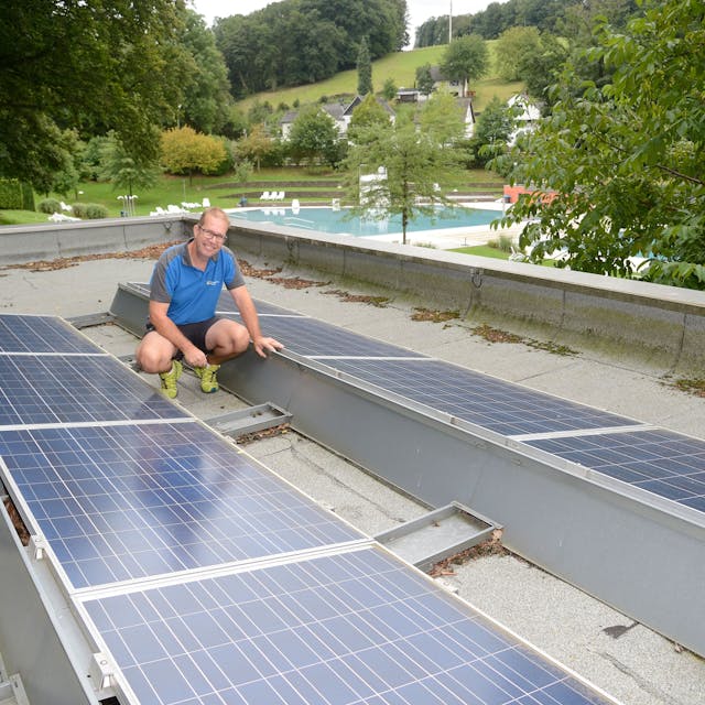 Solaranlagen, wie hier am Freibad Hoffnungsthal, sollen auch verstärkt auf privaten Dächern installiert werden. Gleichgesinnte sollen sich dafür zusammentun.