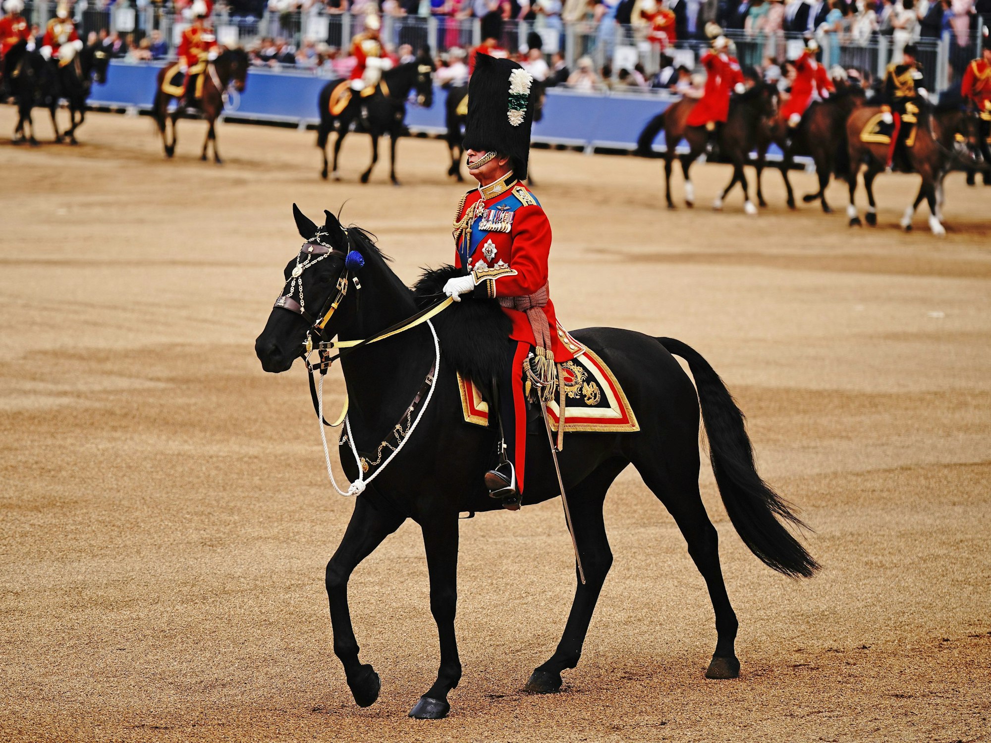 König Charles III. reitet während der „Trooping the Colour“-Zeremonie auf der Horse Guards Parade.