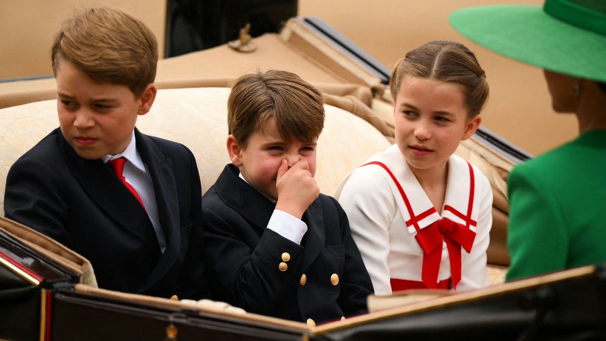 Prinzessin Charlotte, Prinz Louis und Prinz George in der Pferdekutsche.
