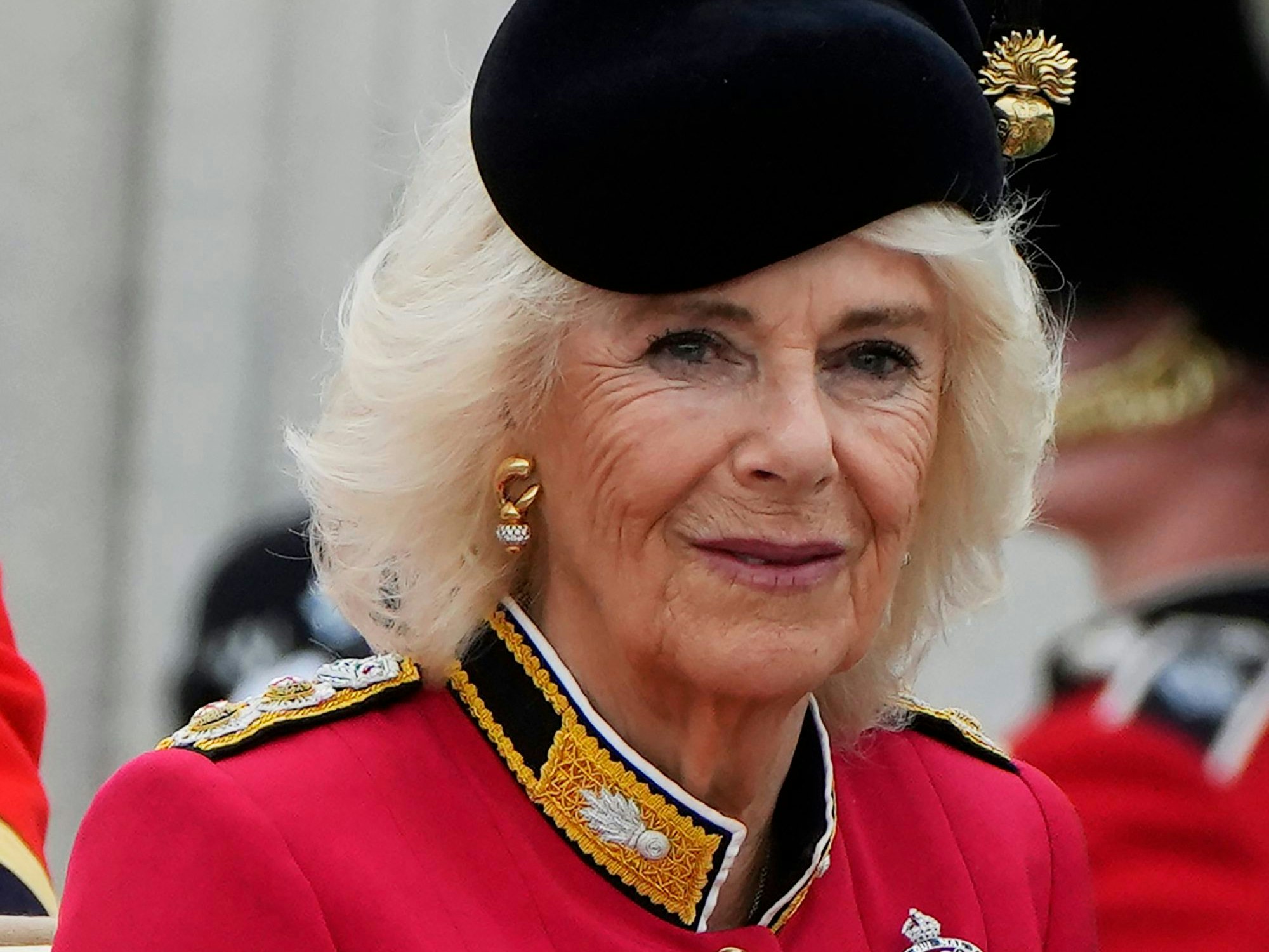 Königin Camilla verlässt in einer Kutsche den Buckingham-Palast, um an der „Trooping-the-Colour“-Parade auf der Horse Guards Parade teilzunehmen.