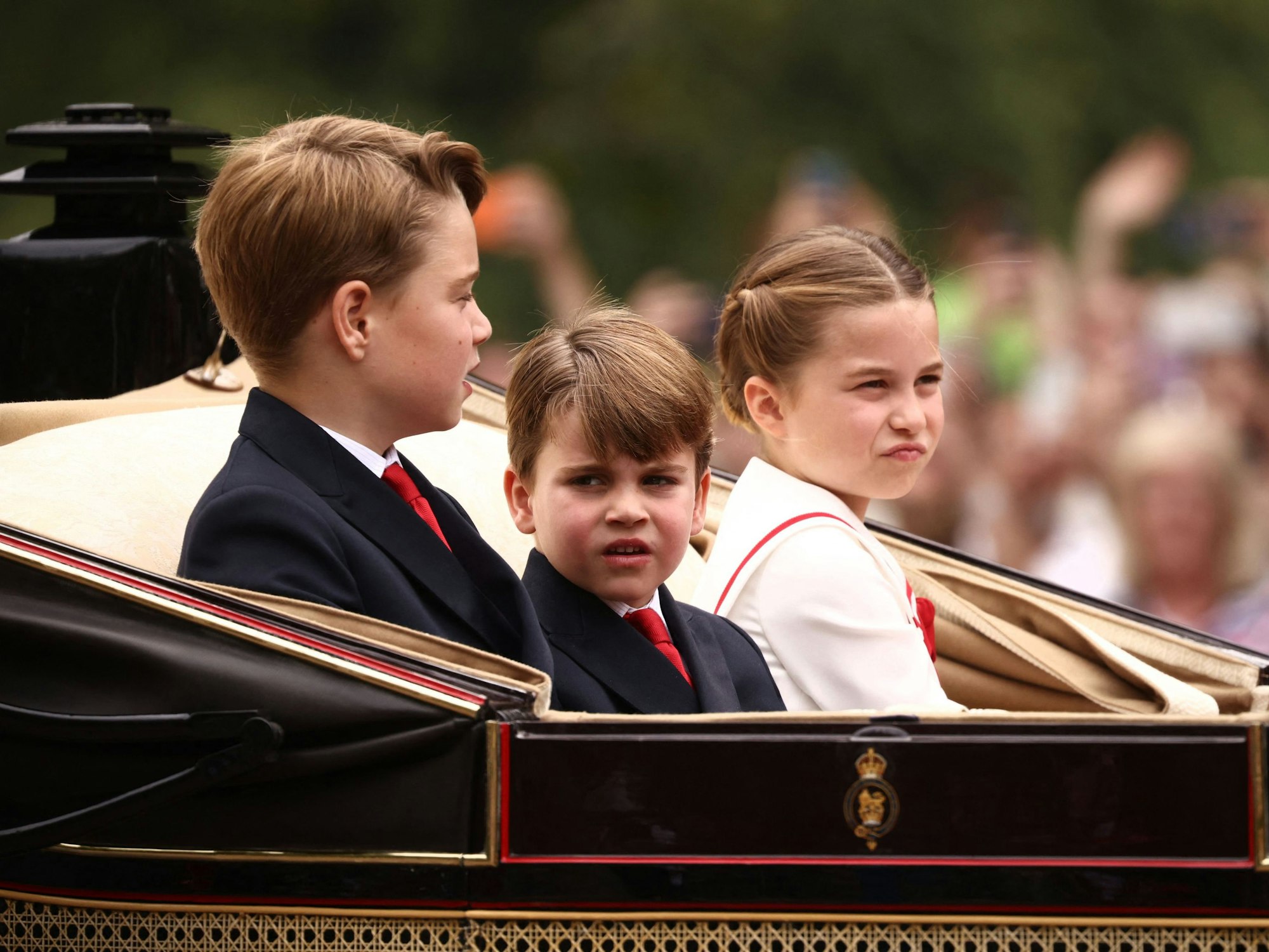 Prinz George von Wales und seine Geschwister, Prinz Louis und Prinzessin Charlotte verlassen den Buckingham-Palast in einer Pferdekutsche während der Parade zum Geburtstag des Königs.