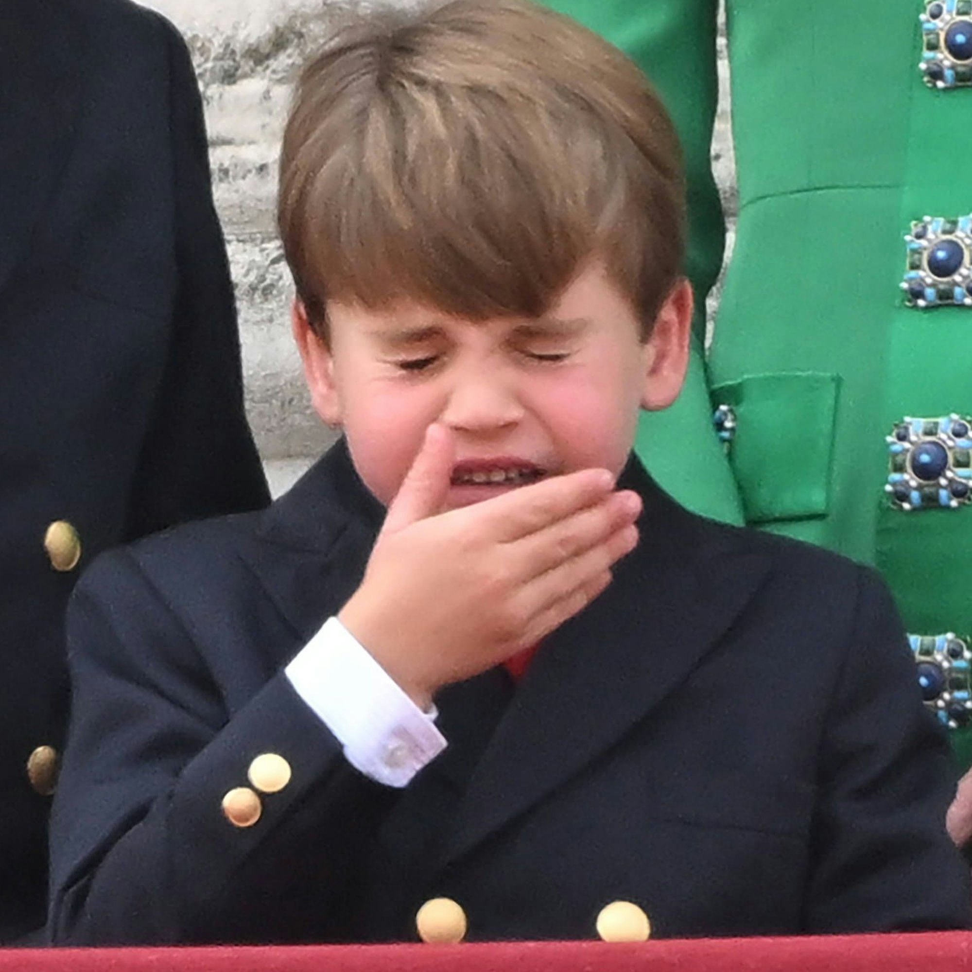 Prinz Louis niest während der Flugschau auf dem Balkon des Buckingham Palace.