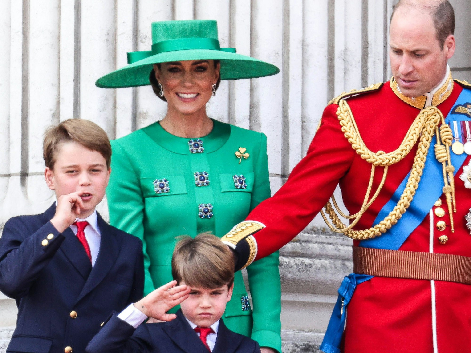 Prinz William, Kate Middleton, die Prinzessin von Wales und ihre Kinder Prinz Georg und Prinz Louis auf dem Balkon des Buckingham Palace.