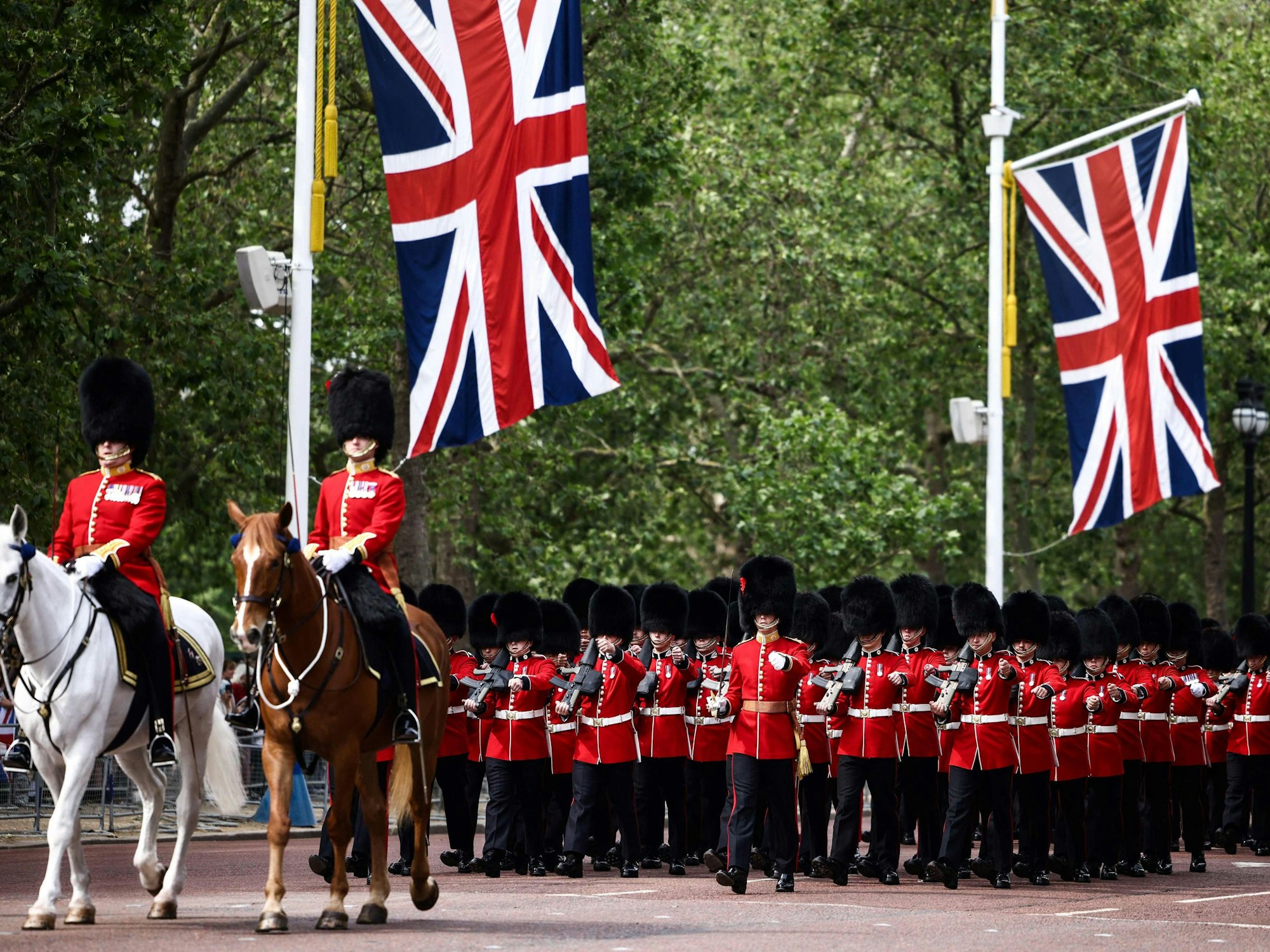 Die Coldstream Guards, ein Regiment der „Household Division Foot Guards“, paradieren während der Parade zum Geburtstag des Königs die Mall entlang.
