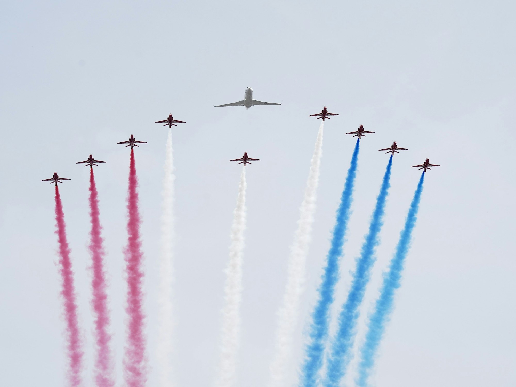 Flugzeuge der Royal Air Force überfliegen zum Abschluss der Geburtstagsparade „Trooping the Colour“ die Mall.