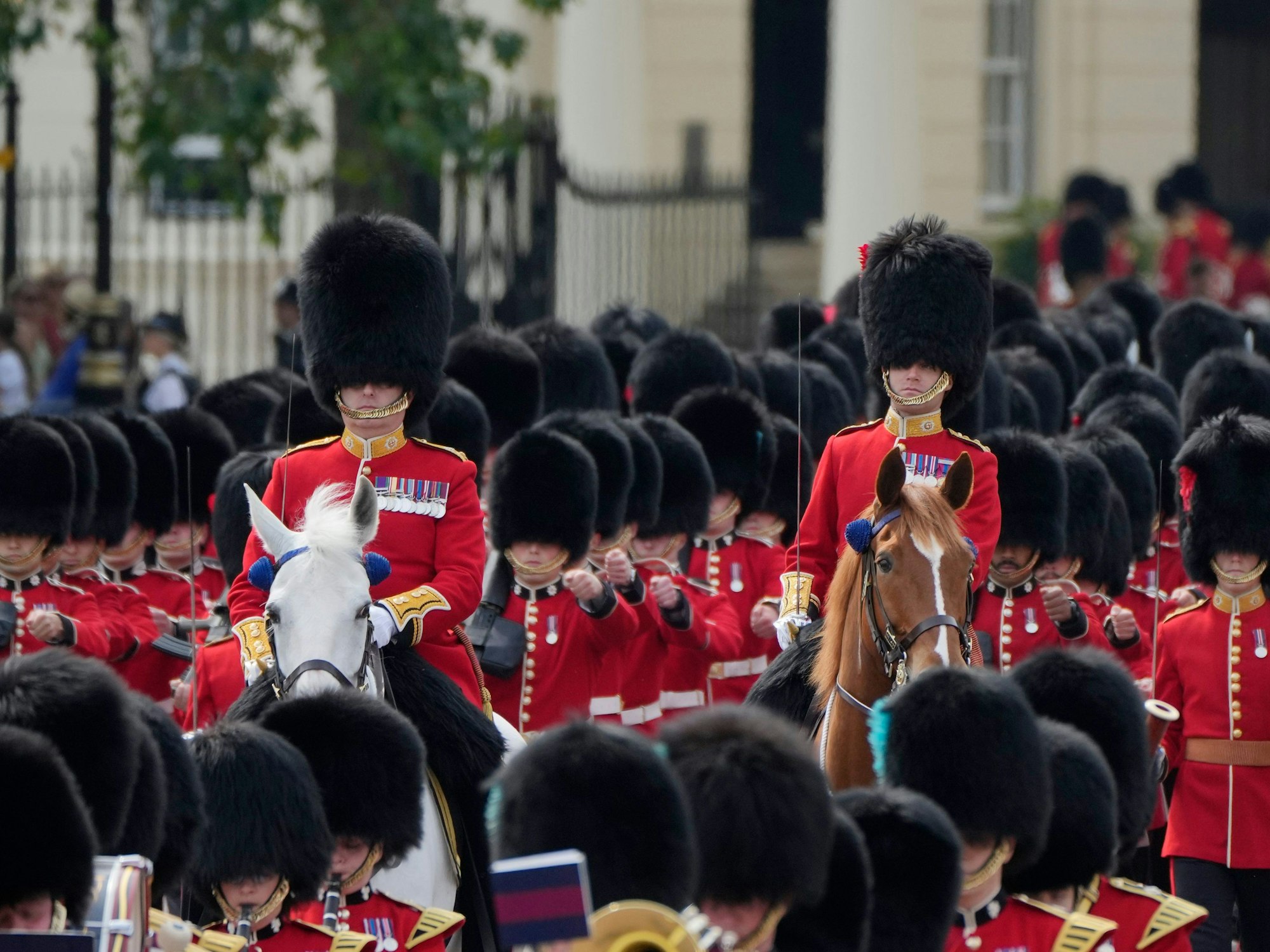 Soldaten treffen zur „Trooping the Colour“-Parade am Buckingham Palace in London ein.