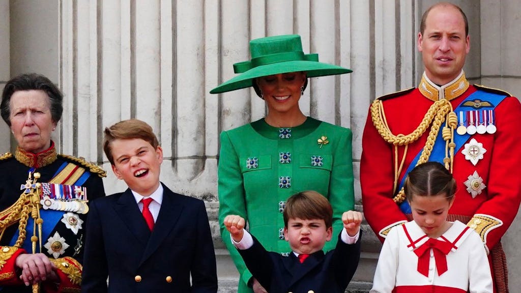 Prinz George, Prinzessin Kate, Prinz Louis, Prinz William und Prinzessin Charlotte stehen auf dem Balkon des Buckingham Palastes, um die Flugschau im Anschluss an die „Trooping the Colour“-Zeremonie zu verfolgen.
