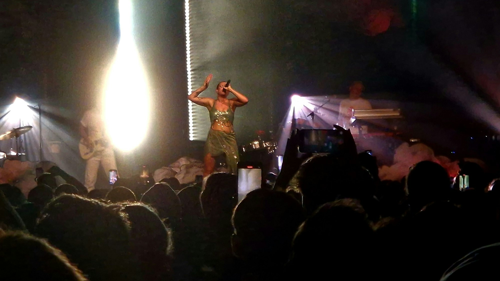 Sängerin Tove Lo bei ihrem Konzert in der Live Music Hall auf der Bühne.