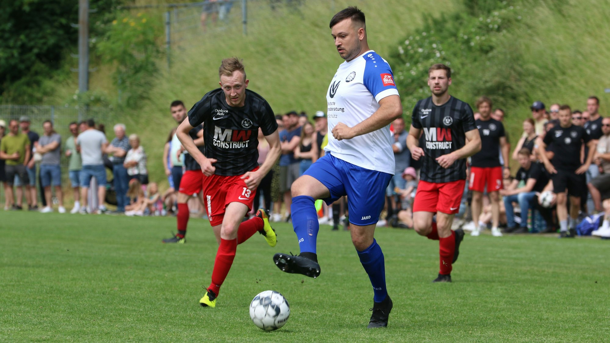 Ein Spieler des SC Roitzheims führt den Ball, der Spieler der SG 92 läuft hinterher.
